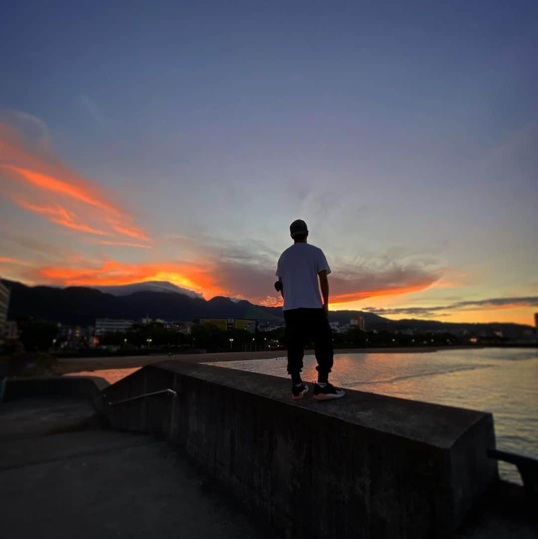 平宮博重さんのインスタグラム写真 - (平宮博重Instagram)「大分に仕事で来てます。 海沿い散歩、夕陽が綺麗でした。 #sunset #大分 #散歩道」8月5日 11時26分 - hiroshige_narimiya