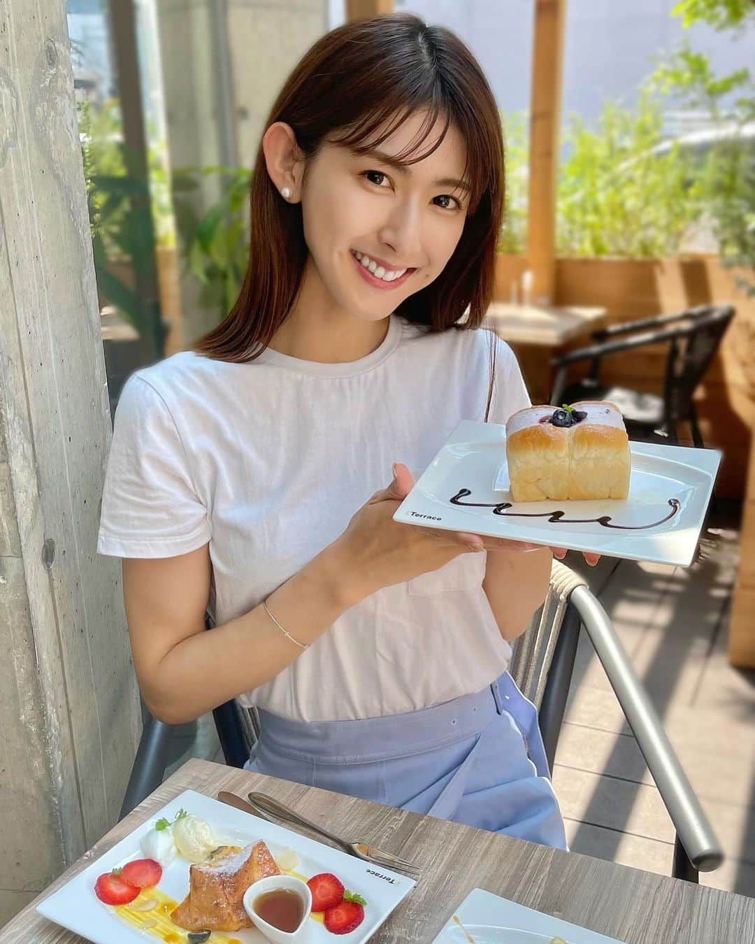 井上麻衣さんのインスタグラム写真 - (井上麻衣Instagram)「今流行りのマリトッツォを食べに The Terrace @terrace_minamikyuhoji  に行ってきました💕💕  パンが大好きで旅先でパン屋さんを見つけては 必ず入ってしまいます🥺  ここThe Terrace では 第三世代食パン”Silky”を使用したメニューが魅力的✨  ザ・バターのミニブレッドに ミックスベリーとマスカルポーネの生クリームが 後味スッキリのアンジェロマリトッツォ。 甘いのが苦手な人にもおすすめです💓  粒マスタードがアクセントになった エッグクリームのマリトッツォもかなり好み😍  一緒に行ったグルメかえちゃんも絶賛！ ローストビーフ挟んで食べたくなりました🙌  Silkyを使ったふわとろフレンチトースト✨ 柔らかくてきめの細かい口溶けでかなり満足 フレンチトースト好きには堪らない逸品です💕  こちらに冷たいモンブランスイーツを乗せたドルチアーネも いただきました💕 次はティラミスも食べてみたいな🥺  天井が高く開放的な店内で食すのもあり。✨ 緑が多くインスタ映え間違えなしのテラスで食すのもあり。✨  　 お家でも食べたくて食パンをTakeontしました💓 . . . pr @terrace_minamikyuhoji #THETerrace #大阪パン屋 #本町カフェ #本町グルメ #マリトッツォ #高級食パン #トリドリベース」8月5日 18時14分 - mai_inoue