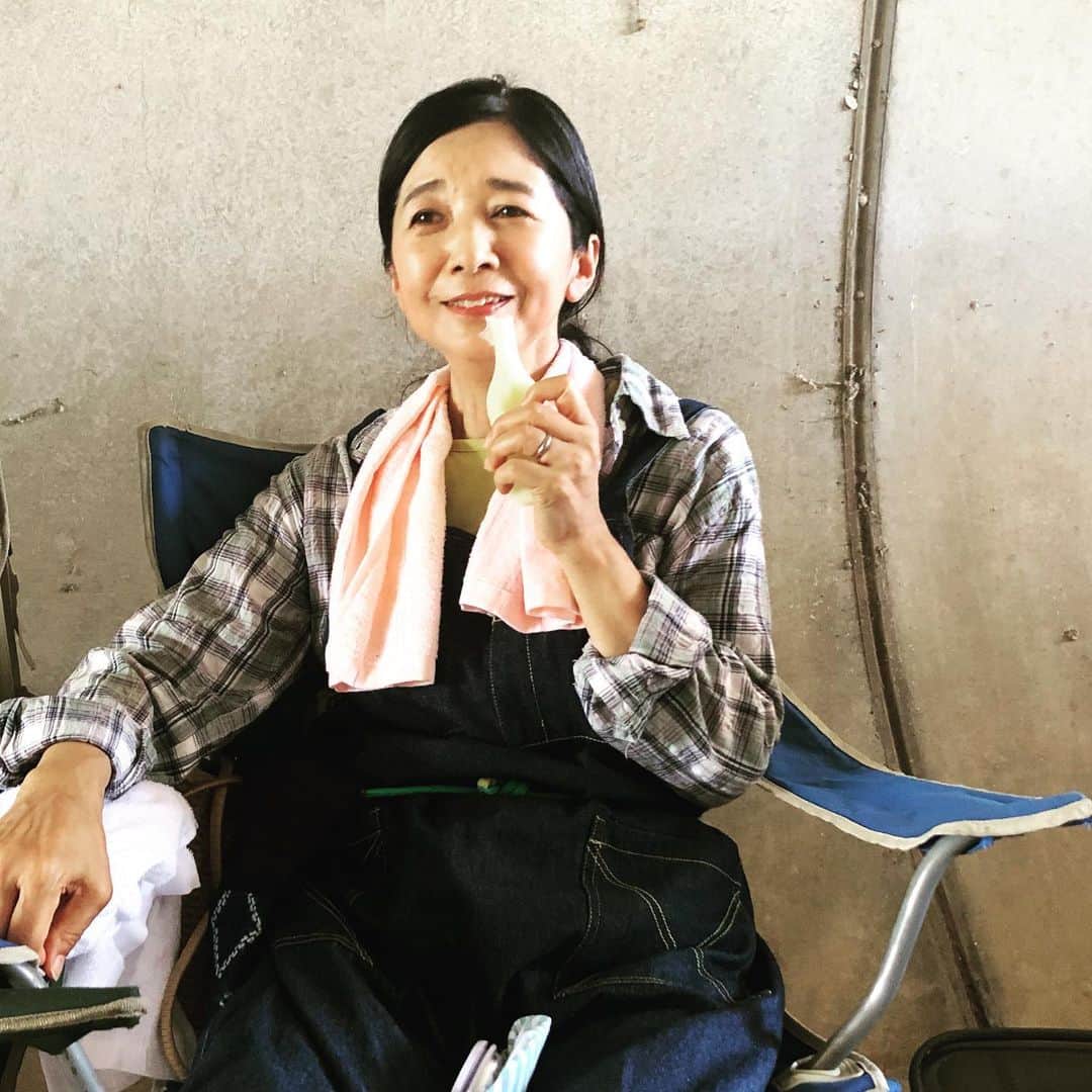 宮崎美子さんのインスタグラム写真 - (宮崎美子Instagram)「いや〜暑いですねー。  パピコ食べました。  でも、暑い☀️💦  なんでも、この日は日本一位の暑さに輝いたとか…」8月5日 12時52分 - miyazakiyoshiko.official