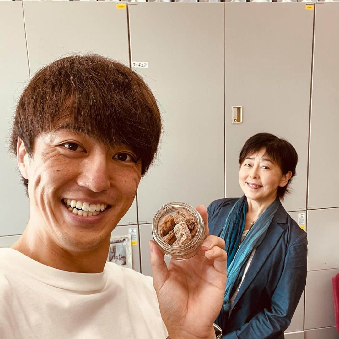 梅澤廉のインスタグラム：「明後日、夜10時30分〜、ラジオ日本「日テレアナ・ザ・ワールド」出演しています。 大先輩井田さんと😊 なんと手作りの梅干しをいただきました！ キュッと酸っぱくて夏にピッタリ！ とても美味しかったです✨  ラジオの収録でしたが、学ぶことばかり。新人研修時代を思い出しておりました🙂  #ラジオ #井田さん #楽しかった同期3人での研修時代の写真」