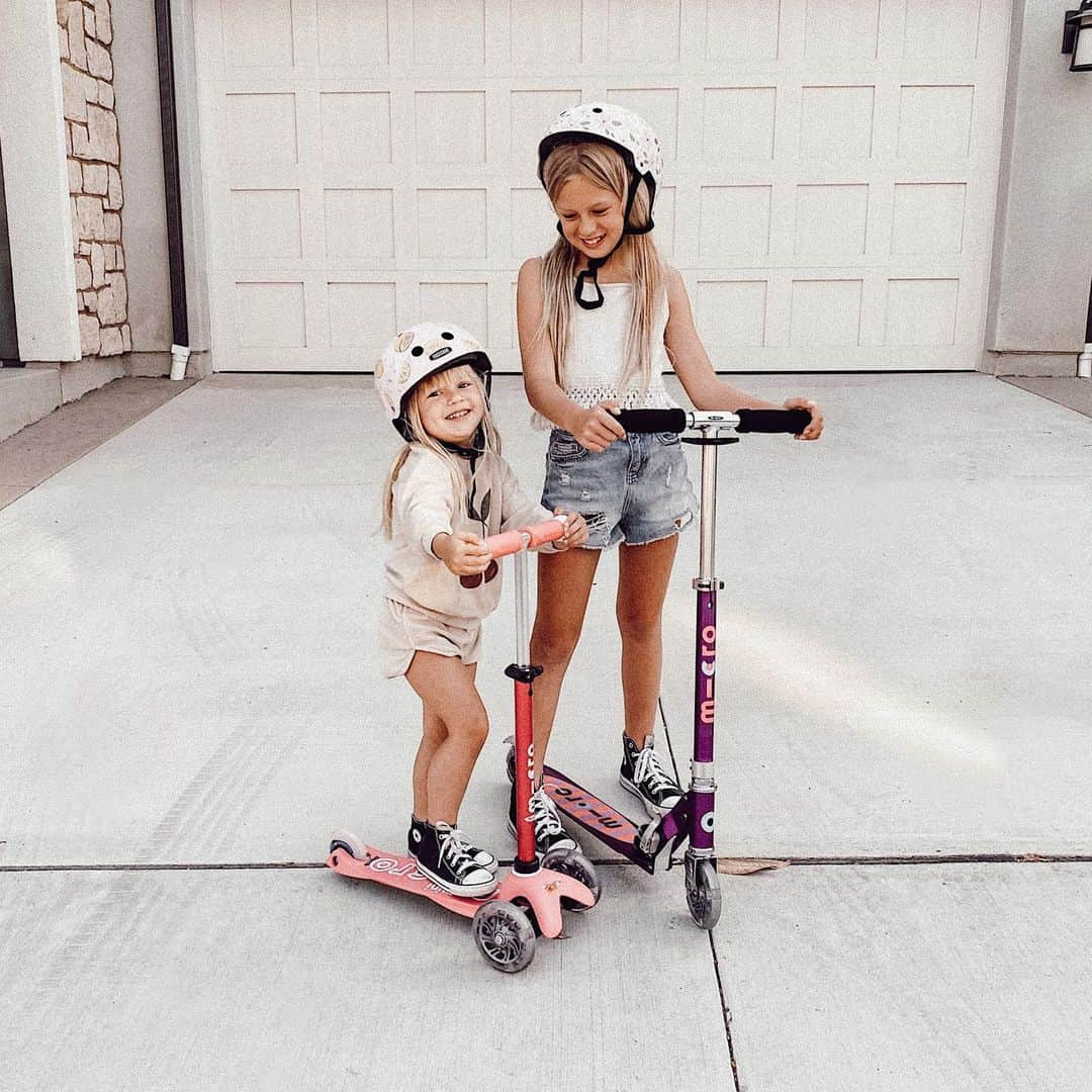 ケリー・マレーのインスタグラム：「scooter sisters ✌🏼 @microkickboard」