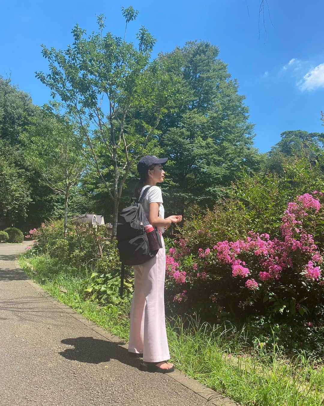 近藤千尋のインスタグラム：「公園へ行くと毎回 腕が焼けて焼けて😭😭😭🌈 @osaji__  のUVスティックが 良すぎて助かります、、、🥺💞 子供といる時に欠かせない リュックは @ajuga.shop  です❣️ またまた予約発売中なのです🦖 是非チェックしてみてね🌈」