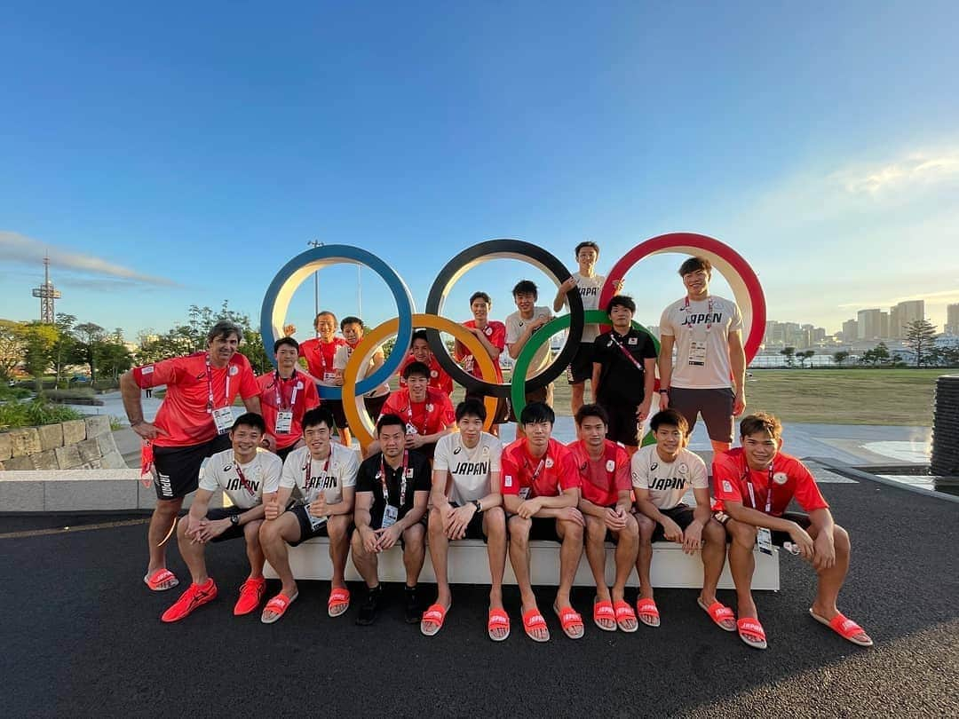 清水邦広さんのインスタグラム写真 - (清水邦広Instagram)「東京オリンピックが終わり 選手村を退村しました。  東京オリンピックを経験して思うのは、日本のレベルは更に上がったということです。 頼もしい選手ばかりですし、 まだまだ日本は強くなります！  そして昼夜問わず 大会をサポートしてくださった関係者、スタッフ、ボランティアのみなさん 本当にありがとうございました。 最後会場で挨拶をした時、 スタッフのみんなさんからたくさんの拍手を頂きました。  今は声が出せない状況ですが、 だからこそ拍手がとても暖かく感動しました。  そして、画面越しではありますが 応援してくださったみなさん！ 想いはちゃんと 僕たち選手に届きました。 みなさんの応援の力があったからこそ この結果に結び付いたんだと思います。 本当にありがとうございました。  最後に 僕の日本代表も この東京オリンピックで 終わりました。  2007年ワールドリーグに21歳で初選出してから、約14年間代表でプレーをさせて頂きました。  日の丸の重み、勝利の価値、プレッシャーなど様々な事を経験させてもらい、人間的にも成長させて頂きましたし、この経験は本当にかけがえのない大切なものになりました。  次の代表の未来は 若い選手に託します！ 凄く頼もしい選手ばかりです！  そして この東京オリンピックを見て 憧れた子供たちが 次のバレーボールのスターになるかもしれないと思うと どんな選手が現れるのか 今からワクワクしています！  僕自身も まだまだバレーボールを続ける気がありますので、 またみなさんの前で 何か伝わるようなプレーを するため必死に、ひたむきに、 頑張りたいと思います。  膝の調子もありますので 少し休んで Vリーグに向けてまた頑張ります！  僕のバレーボールも まだまだ進化します。  これからも 応援よろしくお願い致します！  photo by FIVB  #TOKYO2020 #龍神NIPPON #Olympic #Volleyball #ベスト8 #日本バレーボール #まだまだ強くなる #まだまだ進化する #Vリーグもよろしく #みんな本当に本当にありがとう #みんな愛してる」8月5日 15時08分 - gorikuni0811