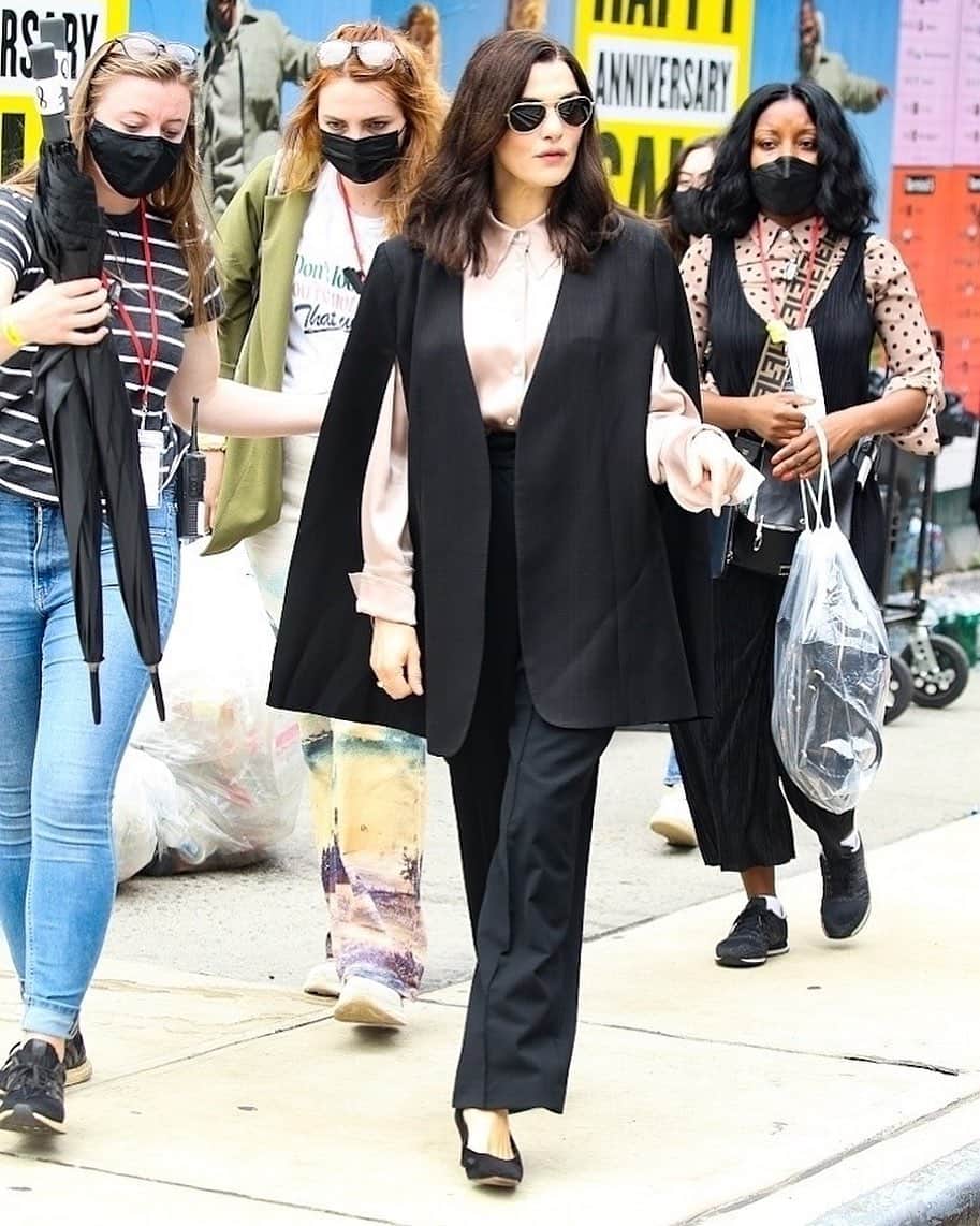 Just Jaredさんのインスタグラム写真 - (Just JaredInstagram)「Rachel Weisz looks ready for business as she arrives on the set of “Dead Ringers” in Manhattan #RachelWeisz Photos: Backgrid」8月5日 15時13分 - justjared