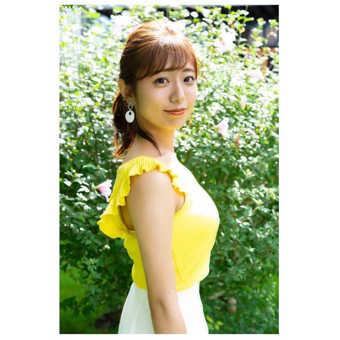 のインスタグラム：「💛 . #FLASH オフショット第1弾 1番お気に入りの衣装です☺️ . 多分これがザ・白戸ゆめのを 表現しているんじゃないでしょうか？ . 撮影時のメイキング映像はYouTubeから見られます💡 すごく素敵な編集をしてもらっているので 多くの人にたくさん見て欲しいです🐏 「KSB 白戸ゆめの」で検索してください❣️ . また夜に、この衣装の他のショット載せます！ . #週刊誌 #週刊flash #グラビア #アナウンサー  #瀬戸 #瀬戸内海 #5ch #瀬戸内海放送前 #ksb #kbs #じゃないよ #みんな覚えてね #オフショット #youtube #公開中 #黄色 #トップス #ノースリーブ #ノースリ #イエベ #ショーパン #ショーパンコーデ  #オーバーシャツ #萌え袖 #ストライプシャツ #ポニーテール #ヘアアレンジ #夏コーデ #summer」