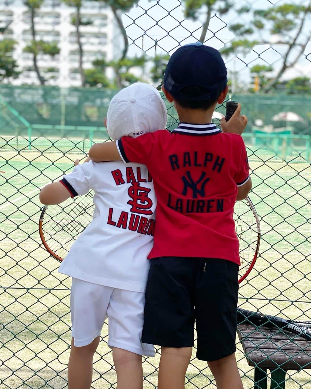 奥田順子さんのインスタグラム写真 - (奥田順子Instagram)「朝の🎾テニス。爽やかでいいね‼︎  #５歳#５歳男の子#親友#テニス#ラルフローレン」8月5日 16時26分 - okuda_junko