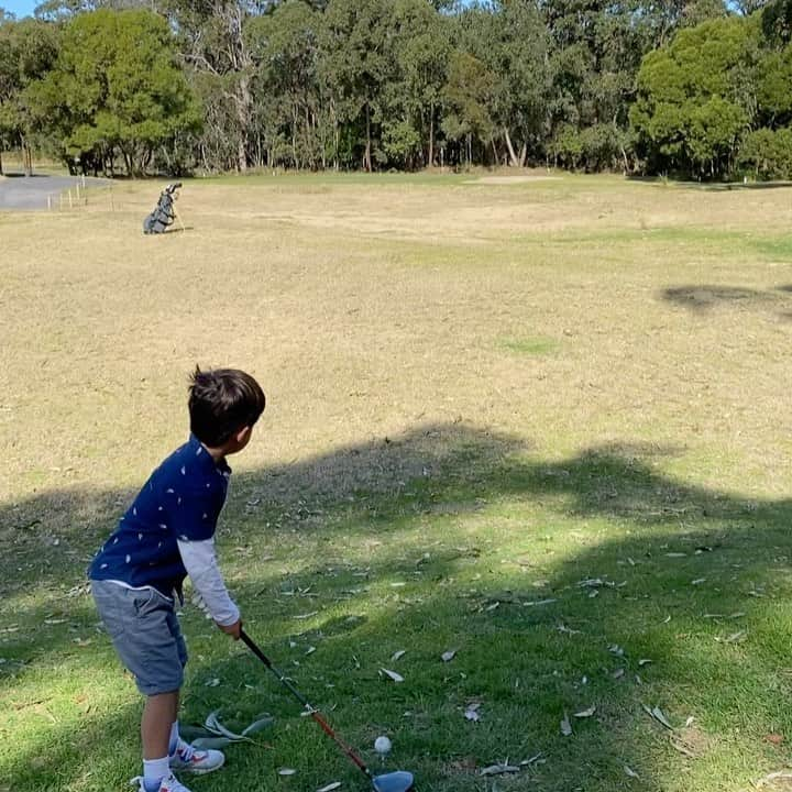 アダム・フェデリチのインスタグラム：「Golf easy apparently 🤷🏻‍♂️😂 nice little par ⛳️🏌️‍♂️ @taylormadegolf @taylormadeausnz」