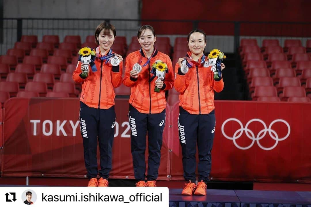 平野 早矢香さんのインスタグラム写真 - (平野 早矢香Instagram)「卓球女子団体銀メダル🥈 色々な想いが込み上げてきてうまく言葉にできませんが…3選手を本当に誇りに思います✨✨卓球の面白さ・難しさ・素晴らしさを、多くの人々に試合の中の一つ一つのプレーで見せてくれました！本当にありがとう😌 そしてオリンピック前半に始まった卓球競技も明日で最後の試合になります🏓 男子団体3位決定戦🥉朝の11時からになります❗️ 男子チームみんなが自分たちの力を出し切って終われますように🙏結果は後からついてくると信じて頑張れー！💪💪💪 ・ 8月6日(金) #NHK総合 #東京2020オリンピック #午前10時50分から #生中継 #出演します ・ 明日も全力応援📣 ・ 石川選手がインスタに載せていた3人の写真が素敵すぎて…✨ repostさせていただきました🙏」8月6日 2時04分 - sayakahirano0324