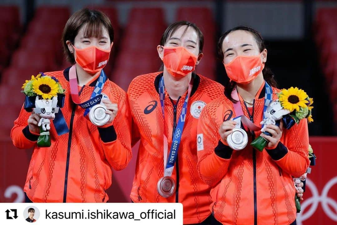 平野 早矢香さんのインスタグラム写真 - (平野 早矢香Instagram)「卓球女子団体銀メダル🥈 色々な想いが込み上げてきてうまく言葉にできませんが…3選手を本当に誇りに思います✨✨卓球の面白さ・難しさ・素晴らしさを、多くの人々に試合の中の一つ一つのプレーで見せてくれました！本当にありがとう😌 そしてオリンピック前半に始まった卓球競技も明日で最後の試合になります🏓 男子団体3位決定戦🥉朝の11時からになります❗️ 男子チームみんなが自分たちの力を出し切って終われますように🙏結果は後からついてくると信じて頑張れー！💪💪💪 ・ 8月6日(金) #NHK総合 #東京2020オリンピック #午前10時50分から #生中継 #出演します ・ 明日も全力応援📣 ・ 石川選手がインスタに載せていた3人の写真が素敵すぎて…✨ repostさせていただきました🙏」8月6日 2時04分 - sayakahirano0324