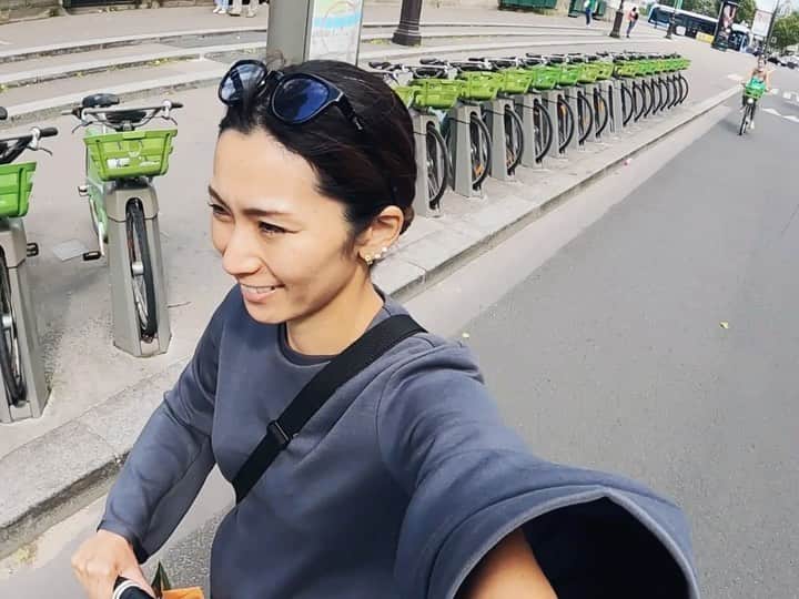 矢原里夏のインスタグラム：「🇫🇷 📍Paris 最近のパリ観光の定番はE-scooterなんですって。 ドキドキの初乗りでしたが、流行ってるだけあって専用レーンは広めだし、すーいすい街を移動できて楽しかった✌︎ アプリをダウンロードして支払い登録するだけで簡単にレンタルできます🛴 ⁡  #意外と寒くてびっくりした #RikasEarthWalk #ヤハラリカの地球さんぽ ⁡ ⁡ ⁡ ⁡ ⁡ #paris #パリ #trip #travel #traveling #旅 #海外旅行 #旅行 #旅行好きな人と繋がりたい  #写真 #写真好きな人と繋がりたい #photography  #photo  #gopro #goprojp #rikayahara #ヤハラリカ」