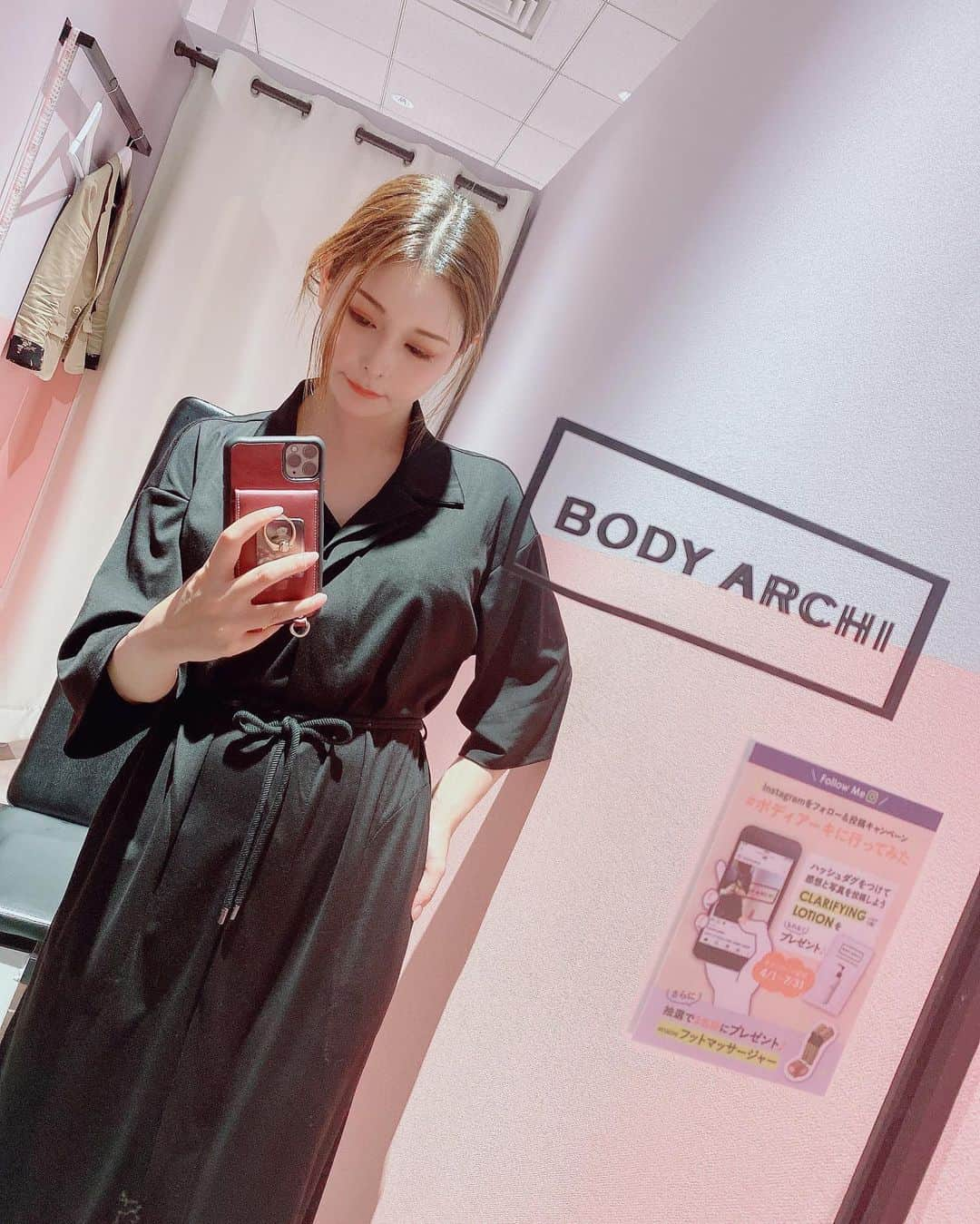 利咲さんのインスタグラム写真 - (利咲Instagram)「セルフエステボディアーキ @bodyarchi_official 1ヶ月通っての結果をお伝えします🌟  まず食事制限はなし🍽 好きなものを普通に食べまくってましたが体重は-0.5kg。 ほぼ体重は変わってないですが会った人に痩せた？と言われたり、明らかにボディラインに変化が出ました☺️ 私はウエストと脚をメインにやってるので足が細いと言われた時は嬉しかったです🌟 代謝を促してむくみが排出されてるのだと思います。 ボディアーキのアーキはarchitectから来てるそうなので、 自分の身体をarchitecture（建築）していくイメージで頑張ってます💃  私は体重メインのダイエットにはあまり興味がなくて、、 だって自分の体重公開することってほとんどないでしょ？笑（自ら公開するか、ダイエット企画くらいしか） 見た目のバランスと体脂肪や筋肉量など問題なく健康であれば重さはあまり気にしてません〜 体重メインのダイエットする場合って、まず食べないとか栄養偏るので気を付けてます。身体を作る方が大事。 このご時世免疫力強化しないとですしね👍  そしてそして、1ヶ月前に採ったDNA検査結果が出ましたので公開しちゃいます！ 私は「脂・筋肉リスク型」なので脂もので太りやすいらしく、糖質には強い方らしい。筋肉も落ちやすいので筋トレはピッタリですね🏃‍♀️ 食事は脂質燃焼効果のあるビタミンB2、筋肉を作るのに必要なビタミンB6を積極的に摂ると良いみたいです。 DNA検査でリスクを見てもらい、その人の体質に合わせて効果的なダイエットを教えて貰えるのは本当にありがたいです！  私の場合、もっとトレーニングと合わせてやっていきたいなと思ってます💪  ボディアーキ入会する方 プレゼント貰えるので以下のコードご自由にお使いください〜  【招待コード：i2c33ar5s】  #BODYARCHI #ボディアーキ #BAファン #定額制セルフエステ #ボディアーキに行ってみた #ボディアーキのある暮らし #なりたいラインに私が私をデザインする #diet #ダイエット #bodymake #ボディメイク#渋谷エステ#東京エステ DNA検査#遺伝子解析アドバイスブック#遺伝子解析#トレーニング」8月5日 18時35分 - himeringo908