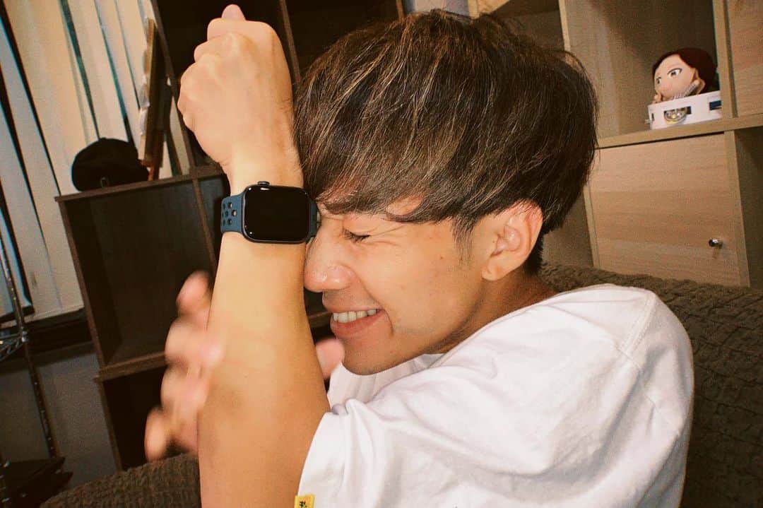 ばんばんざいのインスタグラム：「新しいApple Watchをゲットした山岸。 5ランクアップした。  #ぎし#ばんばんざい #喜びの舞を #全力で表現している」