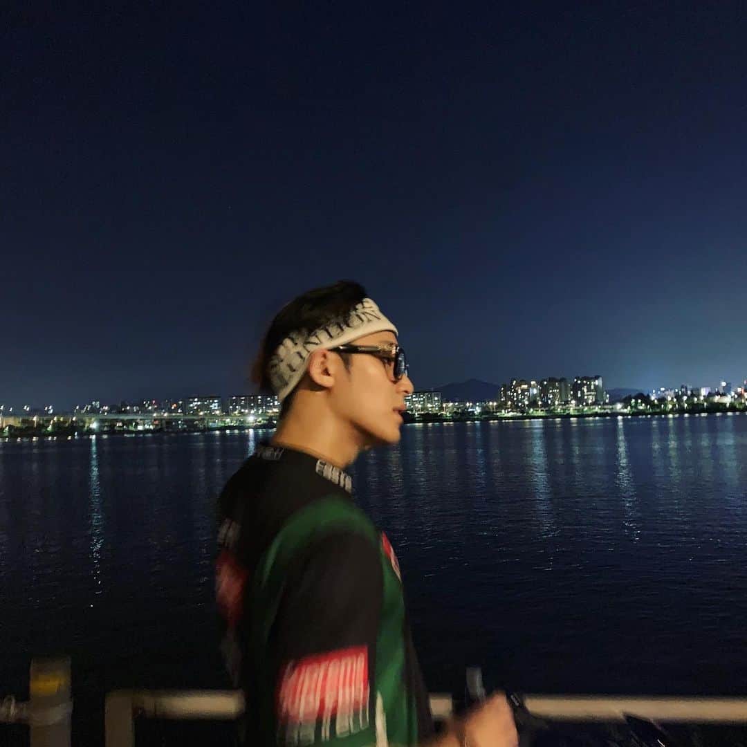 ミンギュのインスタグラム：「윈드 브레이커🌙」