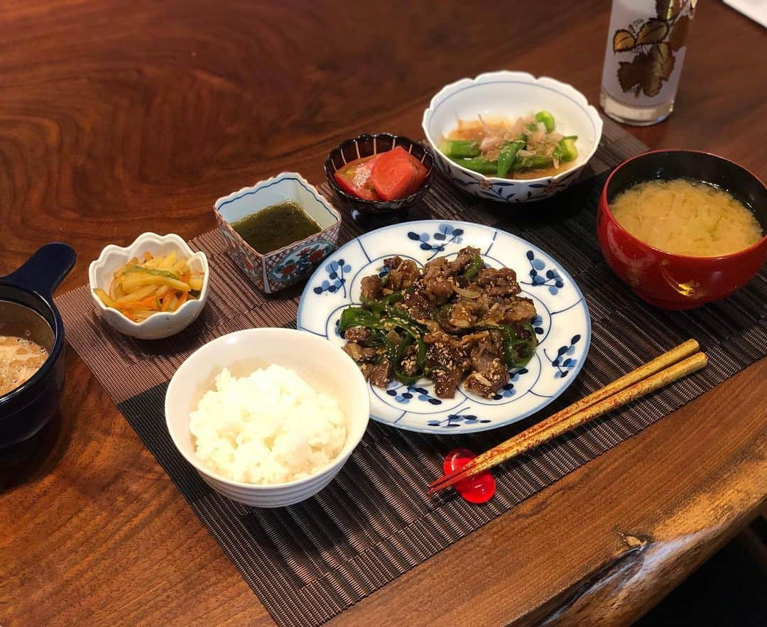 月央和沙さんのインスタグラム写真 - (月央和沙Instagram)「うちの晩ごはん🍚✨ . #牛肉とピーマンのオイスター炒め #おくらの煮浸し #きのうのじゃがいも #もずく酢 #トマト #納豆 #大根と長ネギのお味噌汁」8月5日 18時59分 - kazusa_tsukio