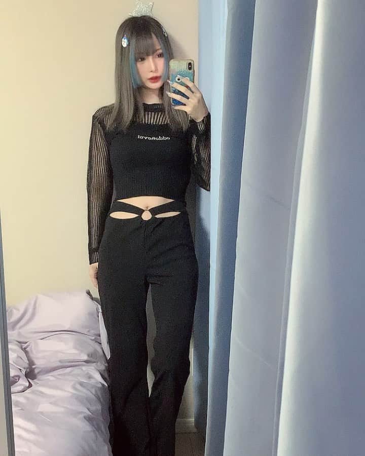 のインスタグラム：「触覚染めた🖤 ⁡ ⁡ トップス▶ @andmood_tokyo  パンツ▶ @sheinofficial  ⁡ ⁡ #ootd #code #fashion #sheincode #blackcode #blackfashion」