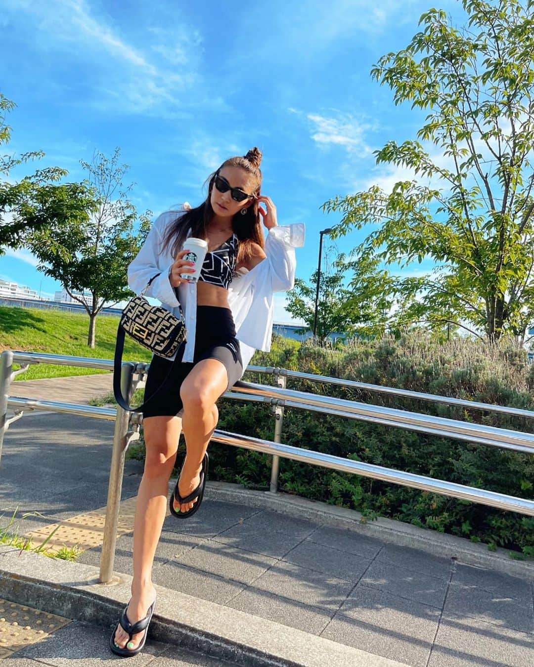 Aya（小山内あや）さんのインスタグラム写真 - (Aya（小山内あや）Instagram)「毎日ウエアに草履スタイルです💦 #暑過ぎる毎日 #冷たいコーヒーは氷多めのマイカップに」8月5日 19時05分 - aya_fitness