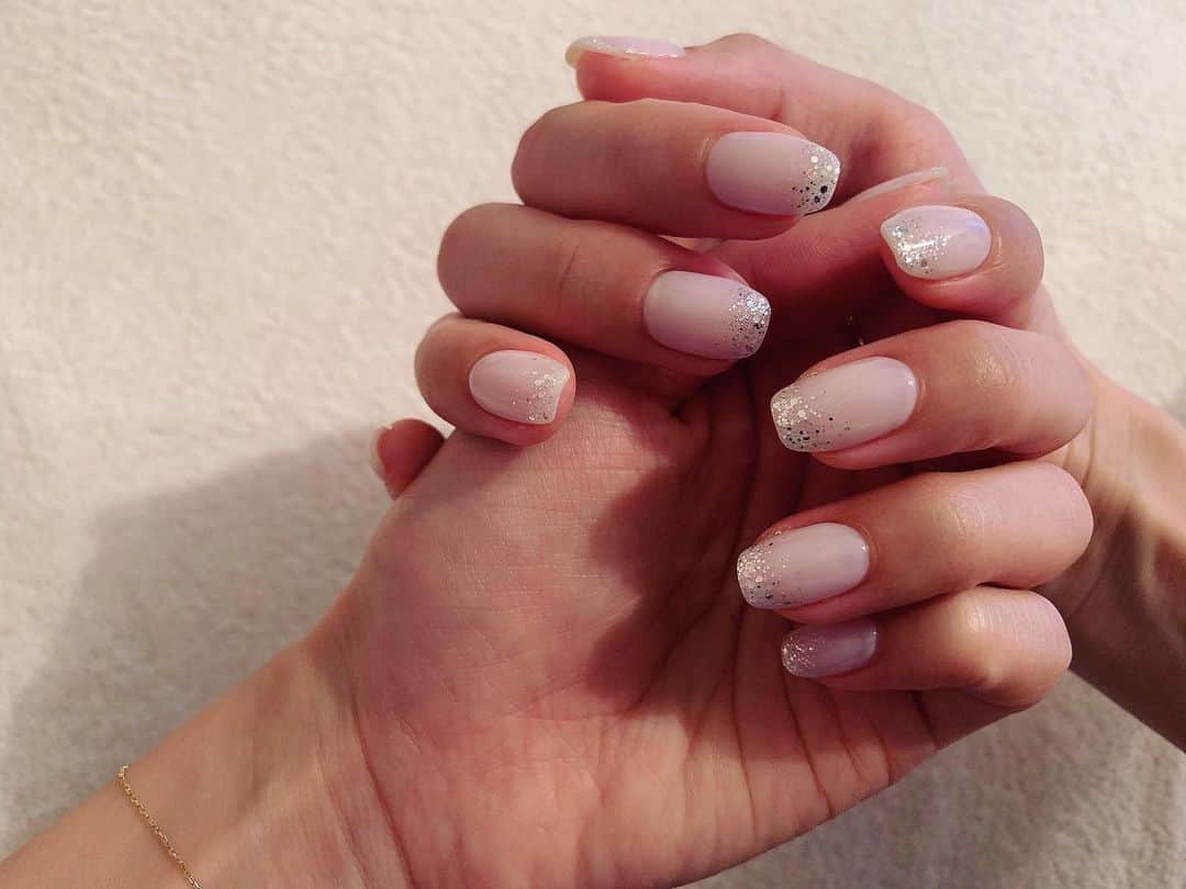 柳めぐみのインスタグラム：「. . New nails🌿 珍しくホワイト×ラメ✨ 夏っぽで好き🙌 .  #ラメネイル  #whitenails  #シンプルネイル #大人ネイル #ホワイトネイルが好き #chaff #ネイル #nails」