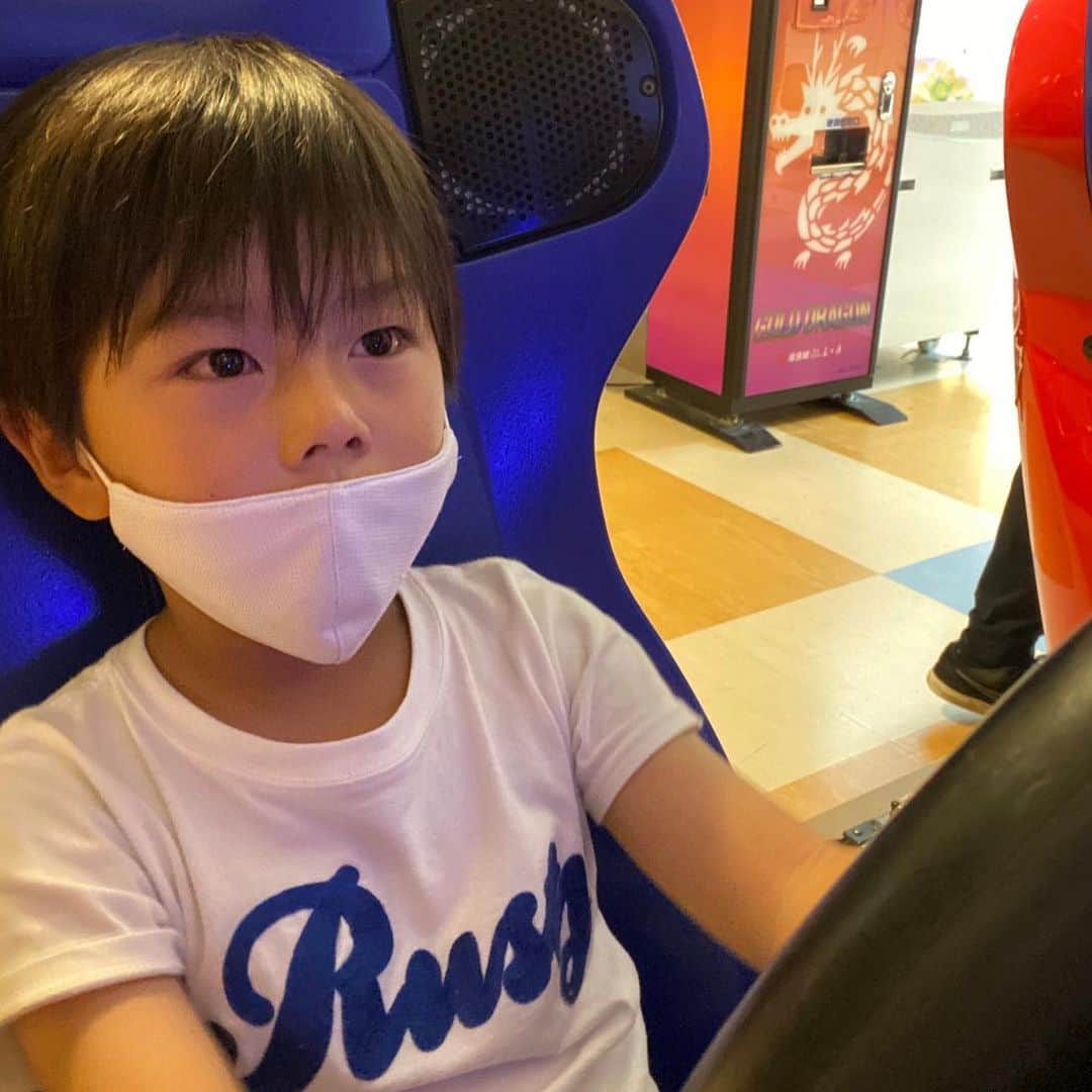 ブラザー4チャンネルのインスタグラム：「この前動画で公開した なーたんキレ泣き10秒前の写真📸  龍宮城ホテル三日月は 今年の夏に6つの新スポットが出来たから また更に楽しめました✨  ＊緊急事態宣言発令前に行った時の写真です。  #brother4 #ブラザー4 #旅行 #ホテル三日月  #ゲームセンター」