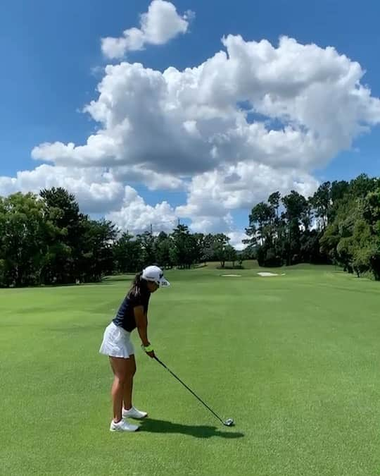 中山三奈のインスタグラム：「夏のゴルフが大好きっ！😎⛳️☀️ 暑いけどこの青空と大きい雲と綺麗な緑に癒される☺️🌤🌴  ⁡ #PCIソリューションズ #りーふねっと #BALDO #Srixon #asics #no1grip #jopgrip  #golf #ゴルフ #golfswing #progolfer #プロゴルファー#中山三奈 #minanakayama #thankyou #yoga #yogini #yogainstructor #ヨガ #ヨギーニ #ヨガインストラクター #RYT200 #ハタヨガ #トレーニング #🏌🏽‍♀️ #🧘🏽‍♀️」