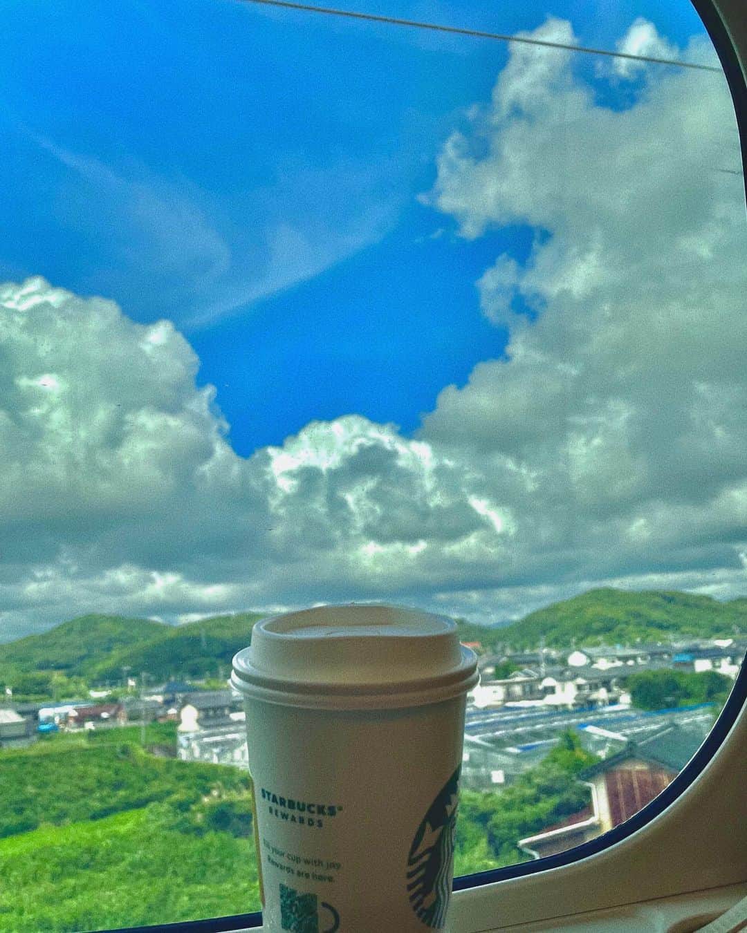 honoka のインスタグラム：「何飲んでるでしょうか🌻」