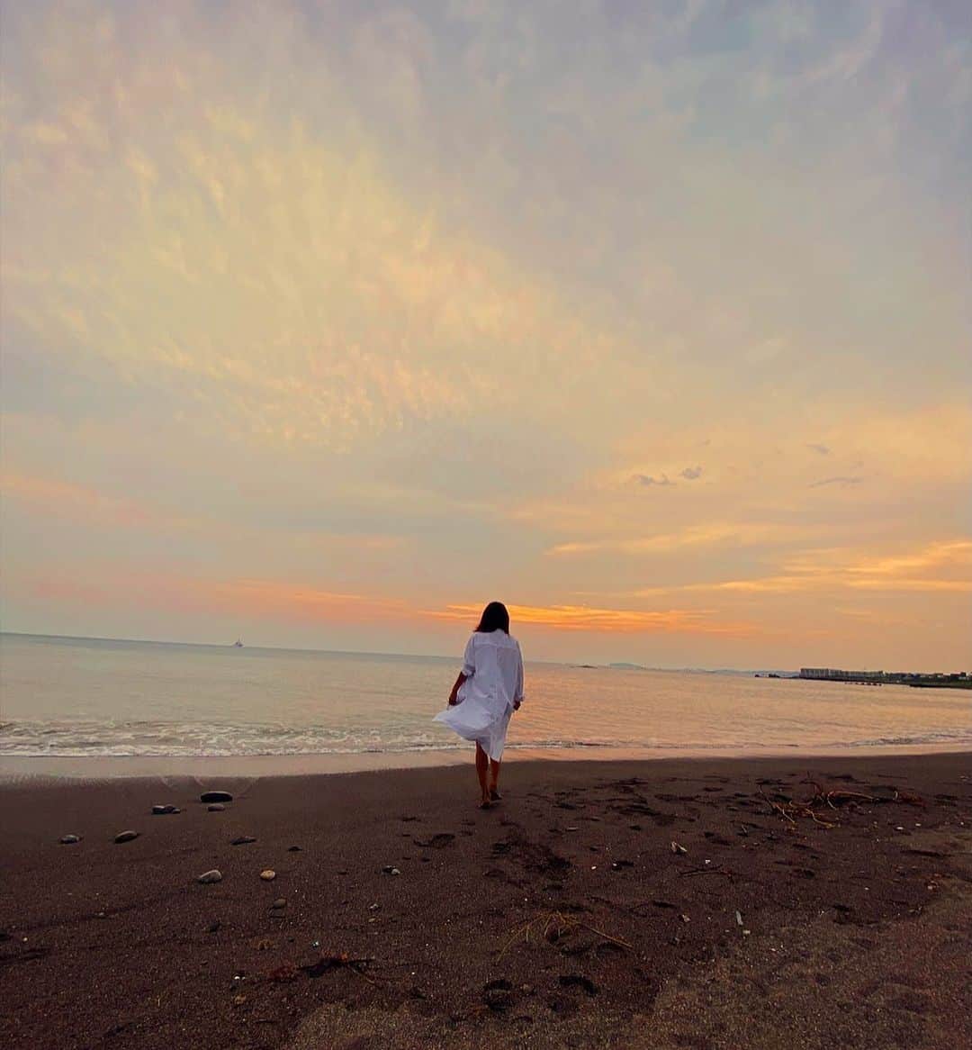 内山理名さんのインスタグラム写真 - (内山理名Instagram)「𝑠𝑢𝑛𝑠𝑒𝑡 𝑡𝑖𝑚𝑒..🏺  今日も綺麗な夕陽を見ることができて.. ありがとう。  一つの作品が無事に終わることが本当に当たり前でなく、今まで以上に一日に緊張感がある。  一瞬一瞬を大切に..ね💫  #sunsetbeach」8月5日 19時55分 - rinauchiyama_official