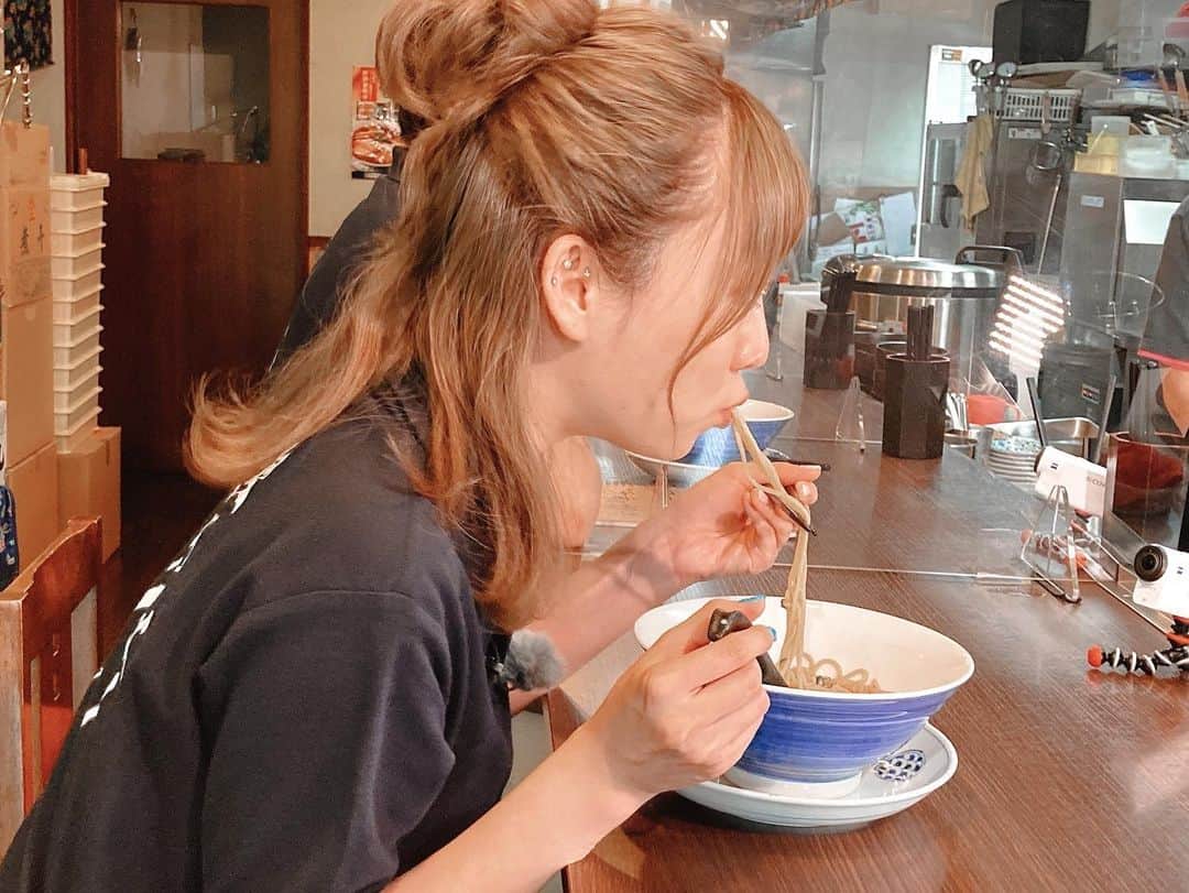 須田亜香里さんのインスタグラム写真 - (須田亜香里Instagram)「【らぁ麺紫陽花】🍜 ずっと行きたかったラーメン屋さん。 細麺醤油が大好物の私には幸せでしかなかった…。  スープはしっかり醤油なのに、驚くほどのまろやかさでスープが進んで進んで… 2枚目以降、スープがやや少ないのは、紛れもなく私がスープを飲みすぎたからです(笑)  店長さんが教えてくださったんだけど、スープの手前側と奥側でチャーシューの脂で風味が違うんだって。 飲んでみたら本当でした。  麺はつるつるなのにしっかりスープが絡むので啜るほどに感動。 鳥チャーシューも舌の上でしっとり。噛むほどに感動でした。  #らぁ麺紫陽花 #愛知県ラーメン  #ラーメン #醤油ラーメン #東海テレビスイッチ #ラーメン部 #ske48ラーメン部 (locipoにて無料配信中🌟)」8月5日 20時03分 - akarisuda