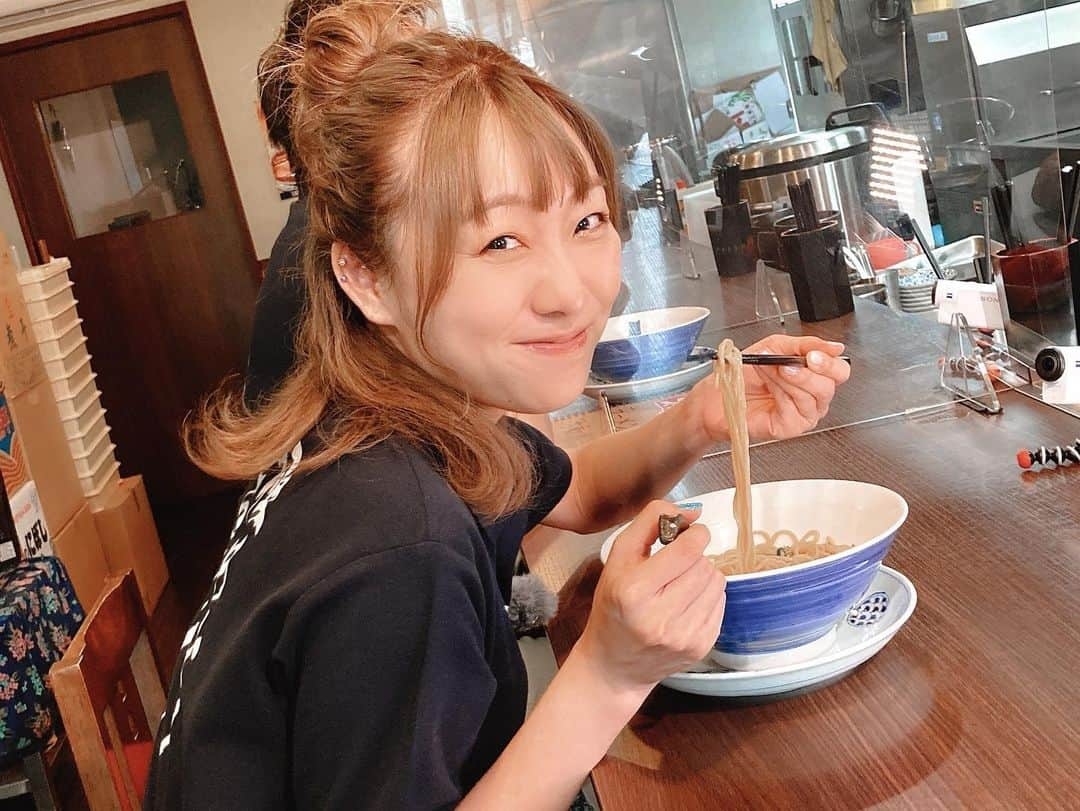 須田亜香里さんのインスタグラム写真 - (須田亜香里Instagram)「【らぁ麺紫陽花】🍜 ずっと行きたかったラーメン屋さん。 細麺醤油が大好物の私には幸せでしかなかった…。  スープはしっかり醤油なのに、驚くほどのまろやかさでスープが進んで進んで… 2枚目以降、スープがやや少ないのは、紛れもなく私がスープを飲みすぎたからです(笑)  店長さんが教えてくださったんだけど、スープの手前側と奥側でチャーシューの脂で風味が違うんだって。 飲んでみたら本当でした。  麺はつるつるなのにしっかりスープが絡むので啜るほどに感動。 鳥チャーシューも舌の上でしっとり。噛むほどに感動でした。  #らぁ麺紫陽花 #愛知県ラーメン  #ラーメン #醤油ラーメン #東海テレビスイッチ #ラーメン部 #ske48ラーメン部 (locipoにて無料配信中🌟)」8月5日 20時03分 - akarisuda