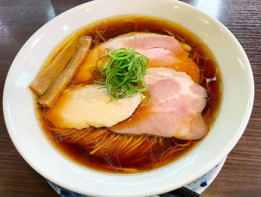 須田亜香里さんのインスタグラム写真 - (須田亜香里Instagram)「【らぁ麺紫陽花】🍜 ずっと行きたかったラーメン屋さん。 細麺醤油が大好物の私には幸せでしかなかった…。  スープはしっかり醤油なのに、驚くほどのまろやかさでスープが進んで進んで… 2枚目以降、スープがやや少ないのは、紛れもなく私がスープを飲みすぎたからです(笑)  店長さんが教えてくださったんだけど、スープの手前側と奥側でチャーシューの脂で風味が違うんだって。 飲んでみたら本当でした。  麺はつるつるなのにしっかりスープが絡むので啜るほどに感動。 鳥チャーシューも舌の上でしっとり。噛むほどに感動でした。  #らぁ麺紫陽花 #愛知県ラーメン  #ラーメン #醤油ラーメン #東海テレビスイッチ #ラーメン部 #ske48ラーメン部 (locipoにて無料配信中🌟)」8月5日 20時03分 - akarisuda