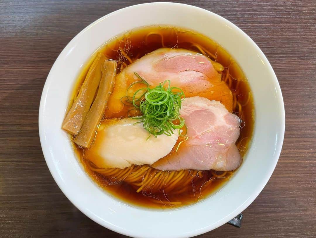 須田亜香里さんのインスタグラム写真 - (須田亜香里Instagram)「【らぁ麺紫陽花】🍜 ずっと行きたかったラーメン屋さん。 細麺醤油が大好物の私には幸せでしかなかった…。  スープはしっかり醤油なのに、驚くほどのまろやかさでスープが進んで進んで… 2枚目以降、スープがやや少ないのは、紛れもなく私がスープを飲みすぎたからです(笑)  店長さんが教えてくださったんだけど、スープの手前側と奥側でチャーシューの脂で風味が違うんだって。 飲んでみたら本当でした。  麺はつるつるなのにしっかりスープが絡むので啜るほどに感動。 鳥チャーシューも舌の上でしっとり。噛むほどに感動でした。  #らぁ麺紫陽花 #愛知県ラーメン  #ラーメン #醤油ラーメン #東海テレビスイッチ #ラーメン部 #ske48ラーメン部 (locipoにて無料配信中🌟)」8月5日 20時03分 - akarisuda