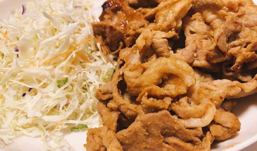 奥井浩之のインスタグラム：「豚の味噌キムチ漬け焼き🐽  #豚の味噌キムチ漬け焼き #味噌、キムチの素、お酒、みりんに漬け込む 4:3:2:1(割り合いこれくらいかな🤔) #ニンニクチップもいれちゃった😂 #白米と食うたらアホなるやつ😂 #お腹いっぱぁ〜😋 #自粛飯#おうちごはん」