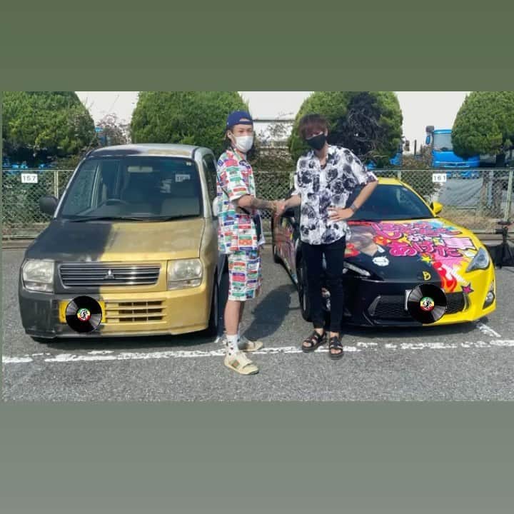MYのインスタグラム：「はじめしゃちょーと車交換した🚗 対等な交換やからはじめしゃちょー喜んでたなー😃  #86 #なんならマイナス #V8の直列8気筒型 #フリーメイソン」
