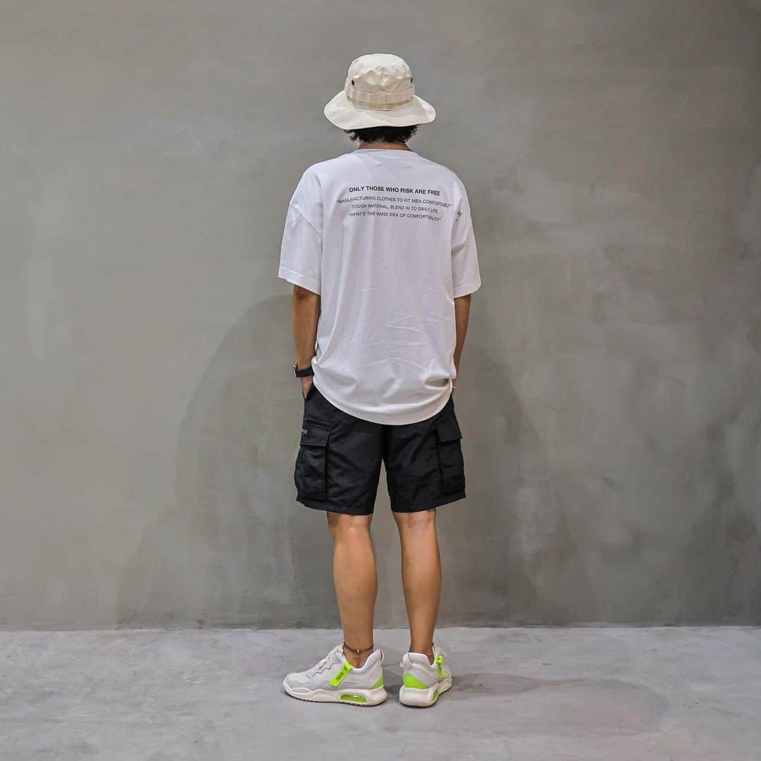 kazuのインスタグラム：「バックプリントって良いよね👍🏼  @suavele_official   新作です🙋🏼‍♂️  NIKE ジョーダンMA2 の配色に一目惚れ🕺🏾  Tシャツ　sizeL カーゴショーツ　sizeM  #NIKE  #ootd  #fashion #codenate」