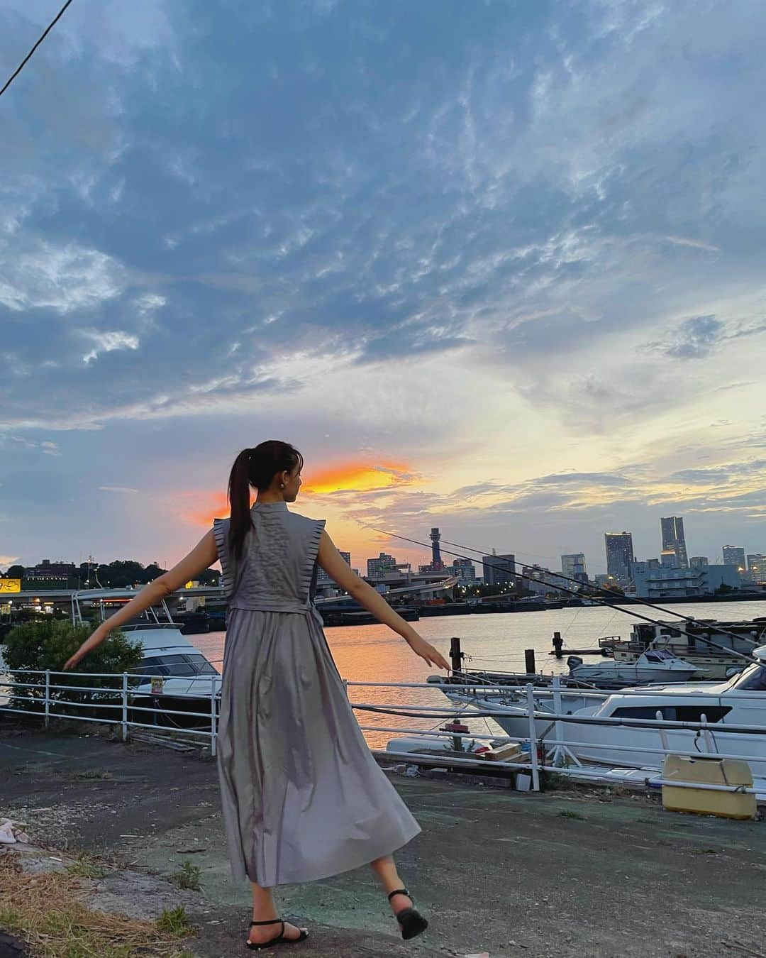 新木優子さんのインスタグラム写真 - (新木優子Instagram)「先日撮影終わりの綺麗な夕景バックに♡ 私服  onepiece : @snidel_official  shoes : @isabelmarant  earring & ring : @dior」8月5日 20時29分 - yuuuuukko_