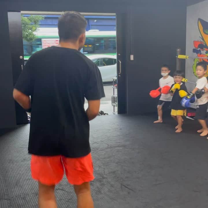 のインスタグラム：「キッズクラス 大乱闘  #WORLDTREEGYM  〒652-0881 兵庫県神戸市兵庫区松原通4丁目4-7花一ビル 1  #格闘家 #格闘技 #ボクシング #ムエタイ  #キックボクシング #muaythai  #kickboxing  #boxing  #workout  #喧嘩自慢  #弘輝  #k1wgp  #パーソナルトレーニング #ジム #フィットネス #ダイエット #ワークアウト #エクササイズ #筋トレ」