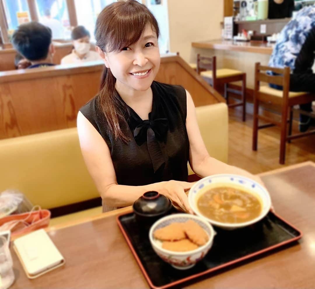 石塚かおりさんのインスタグラム写真 - (石塚かおりInstagram)「#三条#カレーラーメン#タレカツ丼  取材で三条に。  一昨日、日本で一番暑い場所となりました。 たしかに、暑さが違う気が💦  ということで、取材終わりに、三条カレーラーメン。  欲張ってタレカツ丼とのセット。 どちらもミニサイズだけど いやー、夜ご飯はスイカだけで良いかも笑 欲張りすぎました(^_^;  #新潟#新潟グルメ#ご当地グルメ#三条グルメ #ラーメン#カレーラーメン #タレカツ丼  今日の #石塚かおりのBrandnewday #かおりdeランチ #新潟ランチ#ランチ情報 #お肉#ステーキ#赤身肉 #radiko タイムフリーで  明日の#ブラニュー #往年のON&ON#オネノン #新潟放送#アナウンサー #パーソナリティー #ゴルフ女子 #石塚かおり  #ゴルフコンペ#満員御礼 ！？ キャンセル待ちとなっているようです お申し込みありがとうございます。」8月5日 20時41分 - kaori_ishizuka413