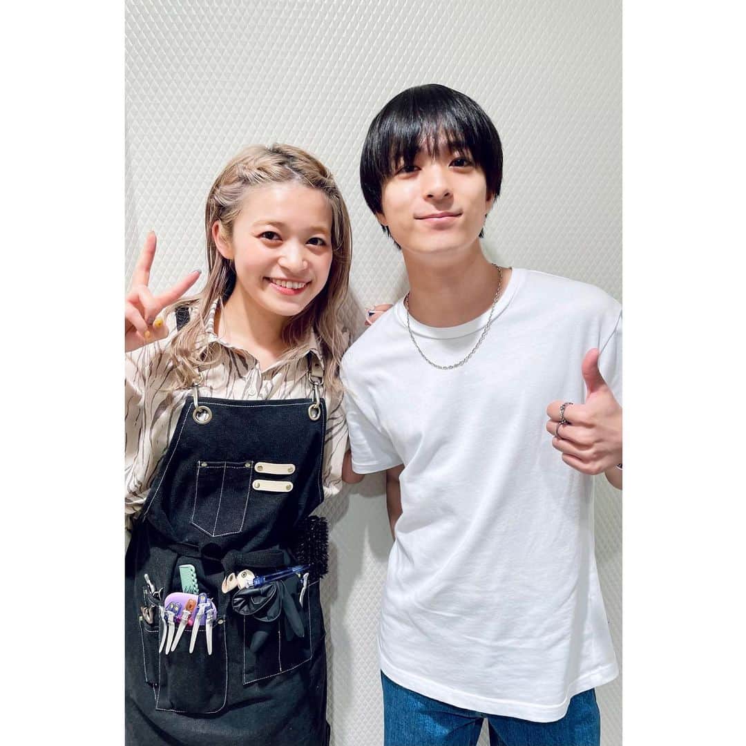 和田颯のインスタグラム：「. スタイリストデビューしたので妹に髪メンテナンスしてもらってきました✂︎ いやー、嬉しいものですね！！」