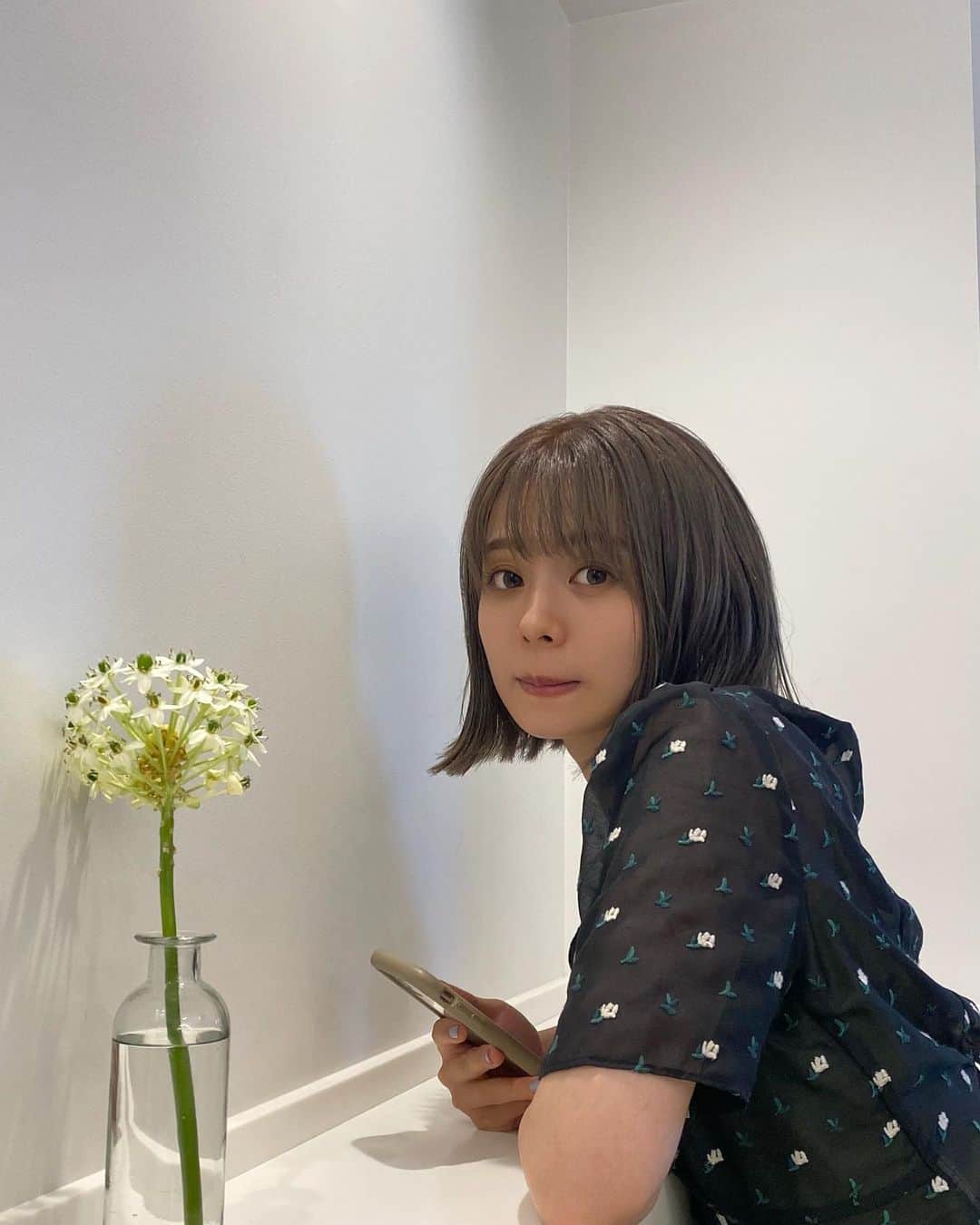 足立佳奈のインスタグラム：「髪染めたよんっ。☺︎  #とってもとっても好きなカラー #何色なんだろうっ #いつもお任せすぎて」