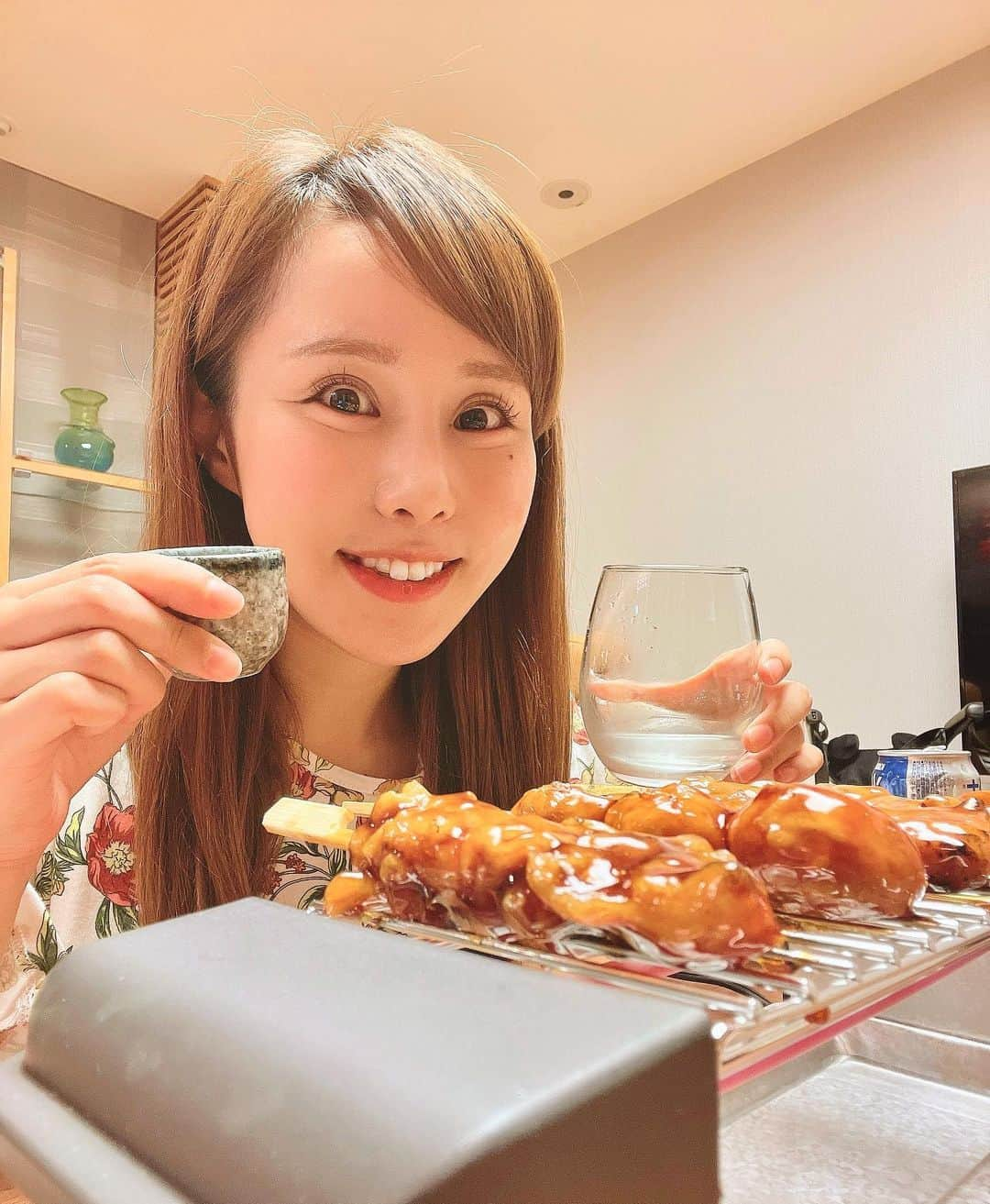 馬場ももこさんのインスタグラム写真 - (馬場ももこInstagram)「このあと深夜1:26〜 テレビ朝日系の 「春菜ザキさんのタダの通販じゃねーよ！」に出演します🥰 ⁡ 番組名がリニューアルされてるの！ また出られて嬉しいです😭❤️❤️ 放送終了後はTVerでもご覧いただけます📺💝 ⁡ ずーっと部屋着で大人気アイテムを 試しているよ☺️✨ その生活をのぞき見してください！ ⁡ 前回もとにかくいろんな商品が どんどん売れていったようです🎁💫💫💫 ⁡ この番組の面白いところは 通販バラエティなので気になるものは 即購入できるの！！ 気分のるときに買いたいよね〜💝 そしていい気分で眠りにつきたいよね😴笑 ⁡ ストーリーにURLも載せますし タグ付けしたアカウントでは オンエア中気になった商品の 詳細が随時アップされるから チェックして買うか考えてみてください😍 ⁡ ゆるく楽しい番組なのでお風呂上がりや 晩酌しながらはたまたベッドに入りながら リラックスしながら ご覧いただけたら幸いです🌺✨ ⁡ ⁡ 何故お酒を両手に持っているのか。 一体何のアイテムかわかりますか？🍶 使ったらもう病みつきです😂💝💝 ⁡ #アナウンサー#テレビ朝日#お仕事#楽しい#通販#商品#とにかく売れる#どれ買っても #生活#快適#迷う#何買おうか#それが楽しい」8月5日 20時59分 - momoko.baba