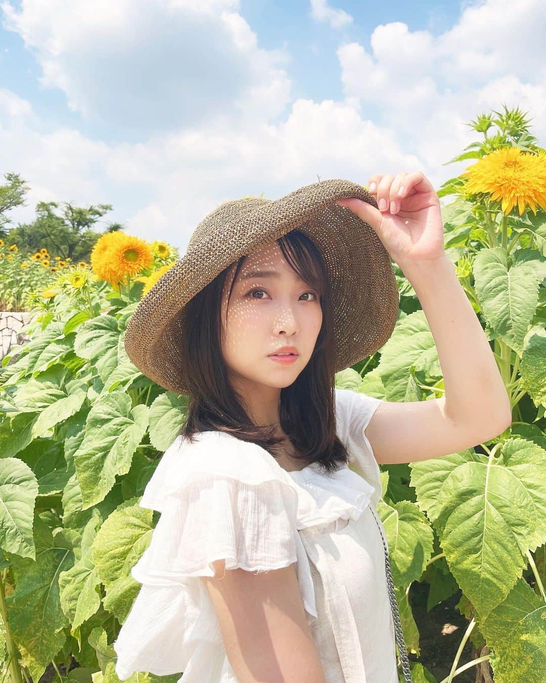 加藤夕夏さんのインスタグラム写真 - (加藤夕夏Instagram)「⁡ ⁡ ⁡ ⁡ ひまわり🌻 ⁡ ⁡ みんなの好きな花は？☺️✿ ⁡ #向日葵 #sunflower #万博公園 #麦わら帽子  ⁡ ⁡ ⁡  ⁡」8月5日 21時10分 - uuka_nmb