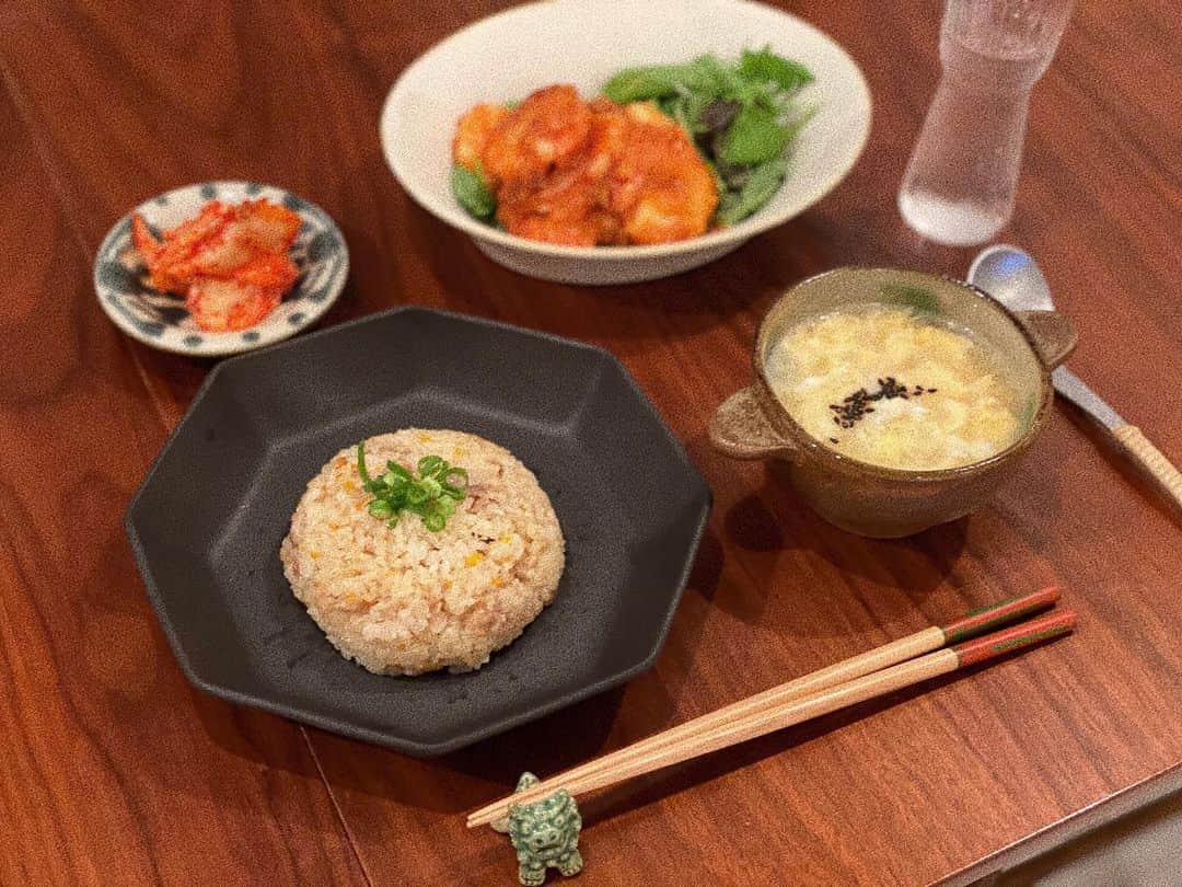 瀬戸サオリのインスタグラム：「おうち中華🥟 . ✔︎エビチリ ✔︎卵スープ ✔︎炒飯 ✔︎有機キムチ  炒飯はぬか漬けで 余った野菜をいれて 塩なくてもぬか漬けの塩分で いい感じに☺️🧂 . さ、また明日から 息子二人🐶👦🏻🥺と 忙しい日々を過ごします✌🏽 ＿＿＿＿＿＿＿＿＿＿＿＿ #おうちごはん #おうち中華 #オーガニック #有機野菜 #saori_cooking」