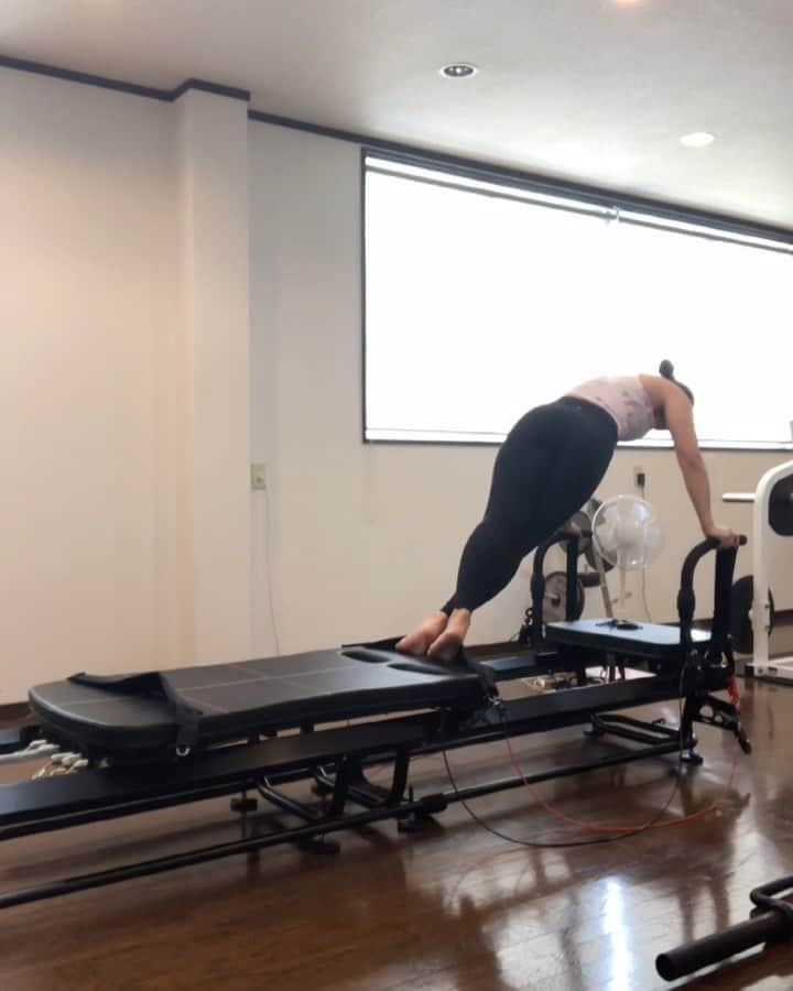 Beauty Of Pilates by Asamiのインスタグラム：「Lagree Fitness | #ラグリーフィットネス   いい意味で無心になれて、 自分の身体と向き合える時間。  自分時間・向き合う時間ないとダメだなって思うから作る。🤲🏼  “Look for something positive in each day, even if some days you have to look a little harder.”   #人それぞれ #自分のペース #ラグリーインストラクター #ピラティスマスタートレーナー  #トレーニング #lagreefitness  #lagreeinstructor  #staystrongphysicallyandmentally  #beyourself #beyourownmotivation」