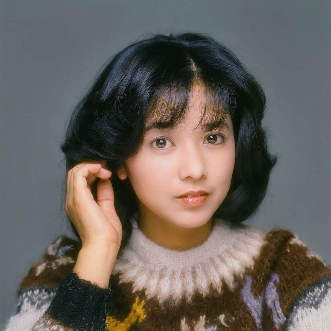 宮崎美子さんのインスタグラム写真 - (宮崎美子Instagram)「今年レコードデビューから40年ということで、9/29に記念アルバム『スティルメロウ』を発売することになりました。  1981年に発売された『NO RETURN』から、３枚のシングル、３枚のアルバム全ての曲がデジタルリマスター音源で収録されます。  さらに、完全初回生産限定盤には34年ぶりにレコーディングした新曲『ビオラ』や、大竹しのぶさんの曲『きもち』をカバーさせていただきレコーディングしたスペシャルCDと、メイキング映像など収録したDVDと、ブックレットも付きます。  直筆サインのフォトカードも封入します。  たくさん特典がありますので、ここには書き尽くせないような魅力的なものになっているはずなので、是非、チェックしてみてください。  発売は、40年前同様にビクターさんからです。  よろしくお願いします。」8月5日 21時26分 - miyazakiyoshiko.official