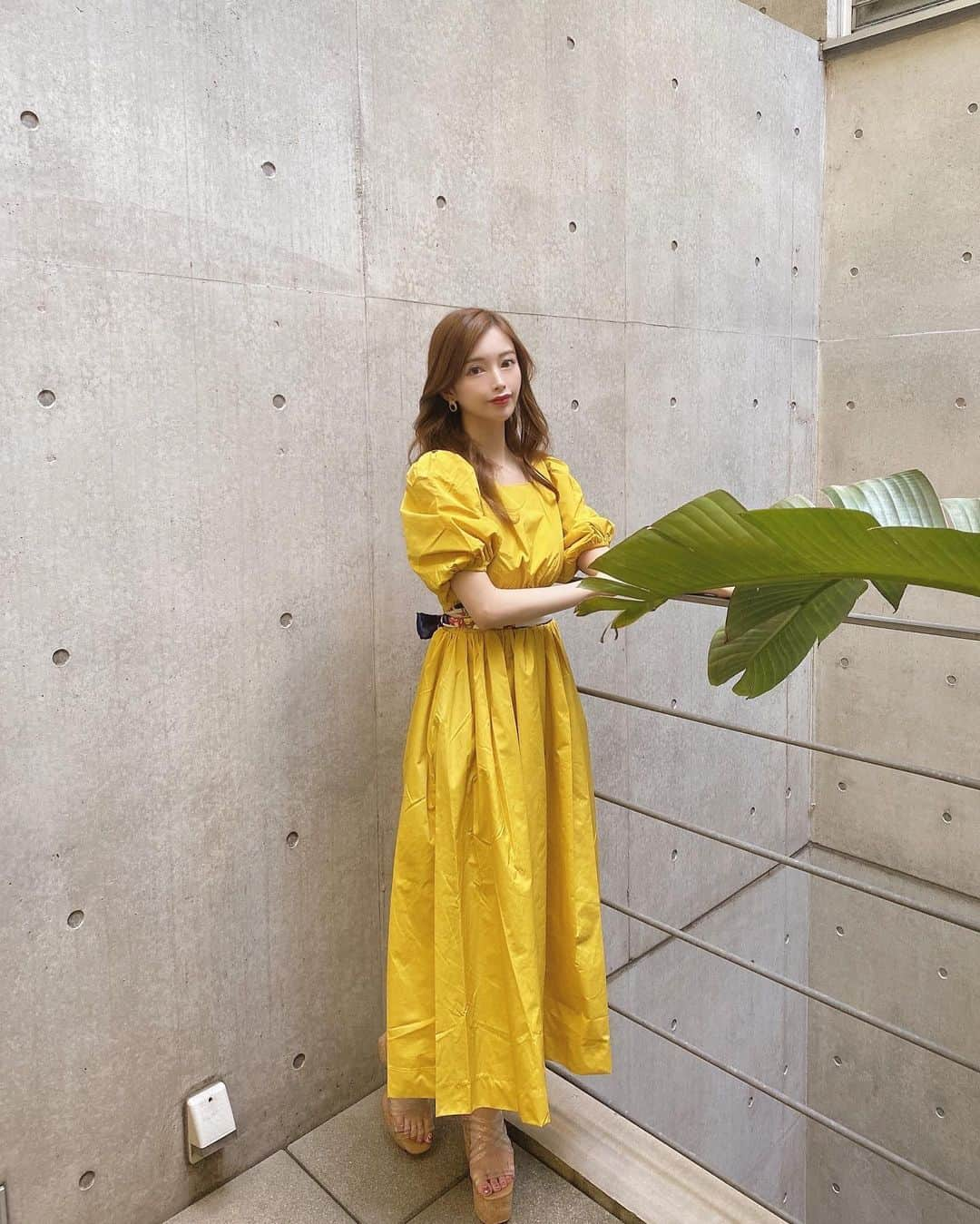 小川ももえさんのインスタグラム写真 - (小川ももえInstagram)「パっと目を引く黄色🌻のワンピ❣️  こちらは、 @musel.official ✖︎ @sakikichi1201 ちゃんのコラボopです👏✨  セットでついてきたスカーフはウエストに巻いてみたけど、カチューシャにしたりbag👜に付けたりしても🆗❤️  スタイルアップできるシルエットで夏🌴にぴったりすぎる！！🥰💗  鮮度の高い黄色のお洋服ってチャレンジしたことなかったけど意外とすんなり馴染むしお洒落で新しい発見❣️🍋🍍✨」8月5日 21時27分 - momoe_0406