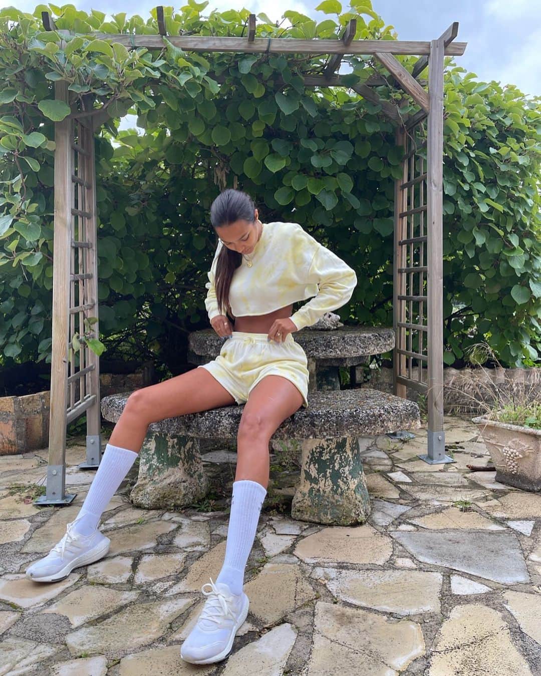 ライス・リベイロのインスタグラム：「Gotta love a soft cozy tie-dye 💛🤍 by @alo #alopartner」