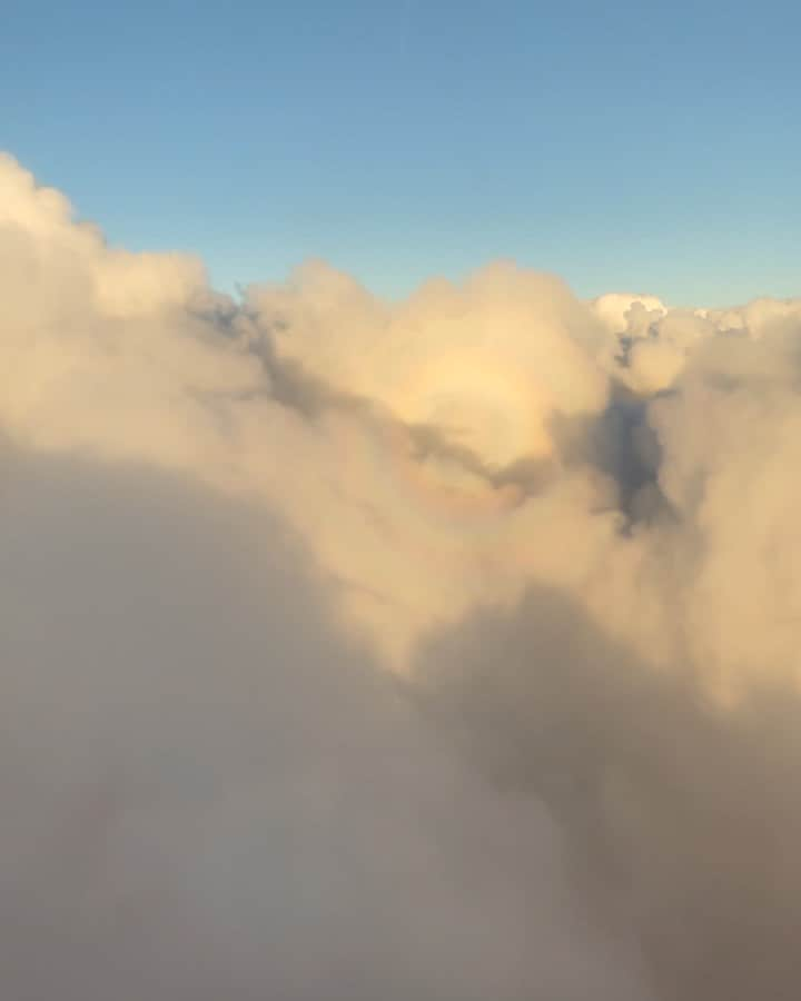 ミランダ・オットーのインスタグラム：「Flying into Alice ☁️ ☁️ ✈️ ✈️」