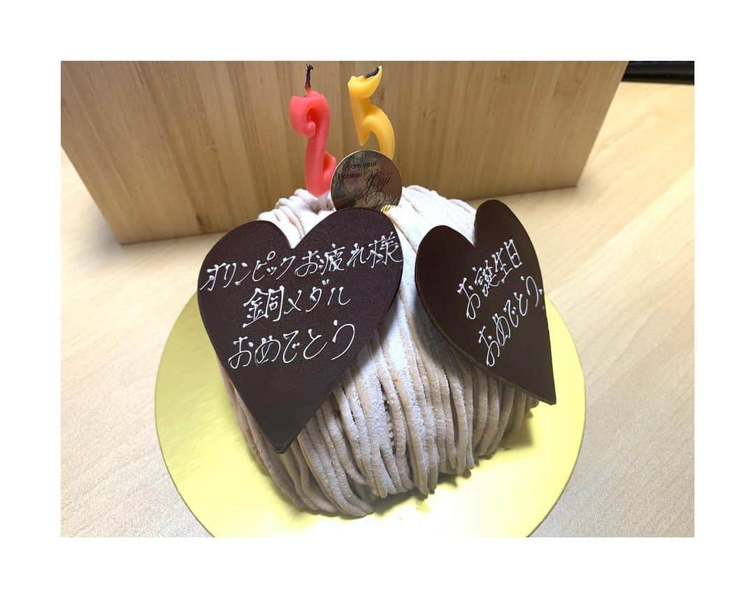 村上茉愛のインスタグラム：「8/5  25歳になりました🎂  誕生日プレゼント何がいい?って言われたのですが最高のプレゼントが頂けたので満足です✨🥉 いい誕生日を過ごせました！！  そしてたくさんの方からお花を頂きました💐 実家のお店に飾ってあります！  見るたびに幸せな気持ちになります🤤 改めまして応援とお祝いのメッセージありがとうございました🥰  #birthday #25th #💐」