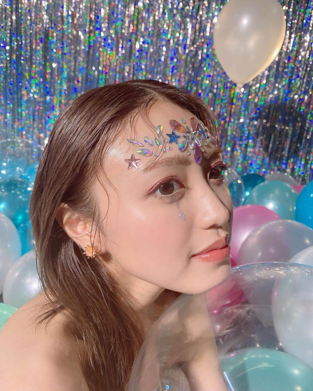 香音さんのインスタグラム写真 - (香音Instagram)「🧜‍♀️🤍🪐 ⁡ 今月号は、カノン連載とリンダさんのスペシャルコラボ連載でした🧜‍♀️ ⁡ ⁡ リンダさんの世界観が大好きだったから今回すっごく楽しかったのです☺︎ ⁡ ꙳⋆Mermaid Tears ⋆꙳のストーリーも考えたの꙳ 素敵な装飾、衣装やメイクはリンダさん、スタイリストさんメイクさんが、素敵な魔法をかけてくれました🪄 ⁡ ⁡ 誌面はね、額縁に入れたくなるくらい素敵なの。 大大大好きケンさんが撮影してくれています🪄🤍  〜〜人魚姫になったよ」8月5日 22時14分 - kanon420_official