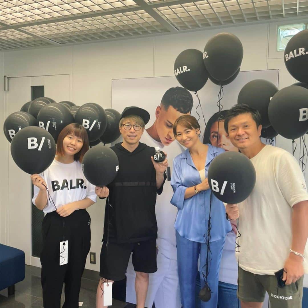 田村淳のインスタグラム：「BALR. 展示会に行ってきました！ 行くたびに商品が進化してる^_^ 日本限定BALR.がとても可愛かったので、またインスタで紹介します♡  BALRで働いてる人はみんな目がキラキラしてる  ※写真の時だけ会話せずにマスク取ってます…こんなアナウンスをしなきゃいけない時代早く終われ^_^  #BALR #BALR #BALR」