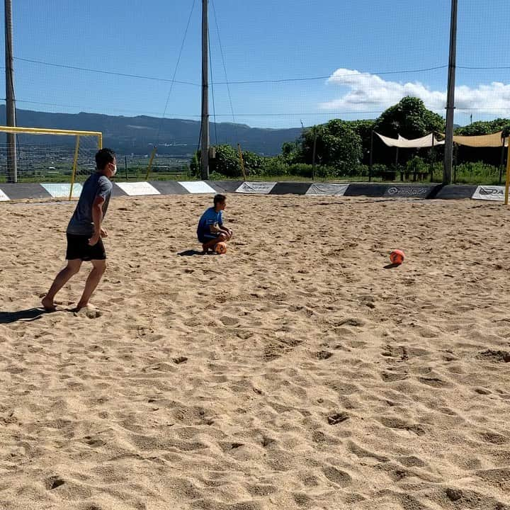 宮澤奎太のインスタグラム：「夏だ！砂浜だ！ ビーチサッカーだ！！！！！  熊本のビーチサッカー、夏の砂浜のようにアツいです。  #近日放送 #ビーチサッカー #熊本アヴェルダージBS #取材終わりにシュート #見事に宇宙開発 #kkt #アナウンサー #宮澤奎太」