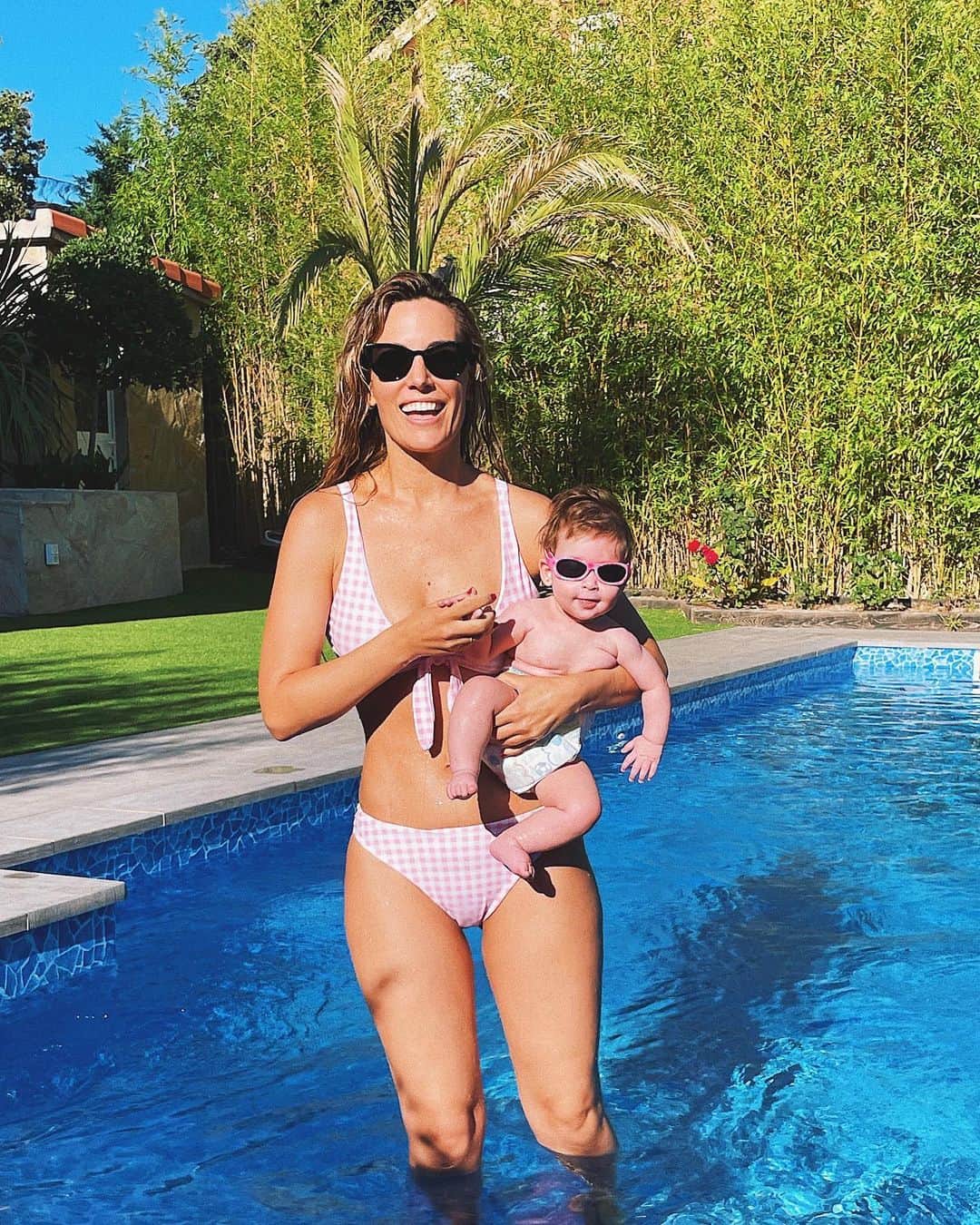 エドゥルネのインスタグラム：「Este año, en mi foto postureo piscinero, se ha colado una espontánea de 5 mesecitos!!☀️🥰💕  Aprovecho para felicitaros el santo a todas mis tocayas!! 💛  #FotoPostureoPiscinero2021 #Verano2021 #MiBebita #Yanay」